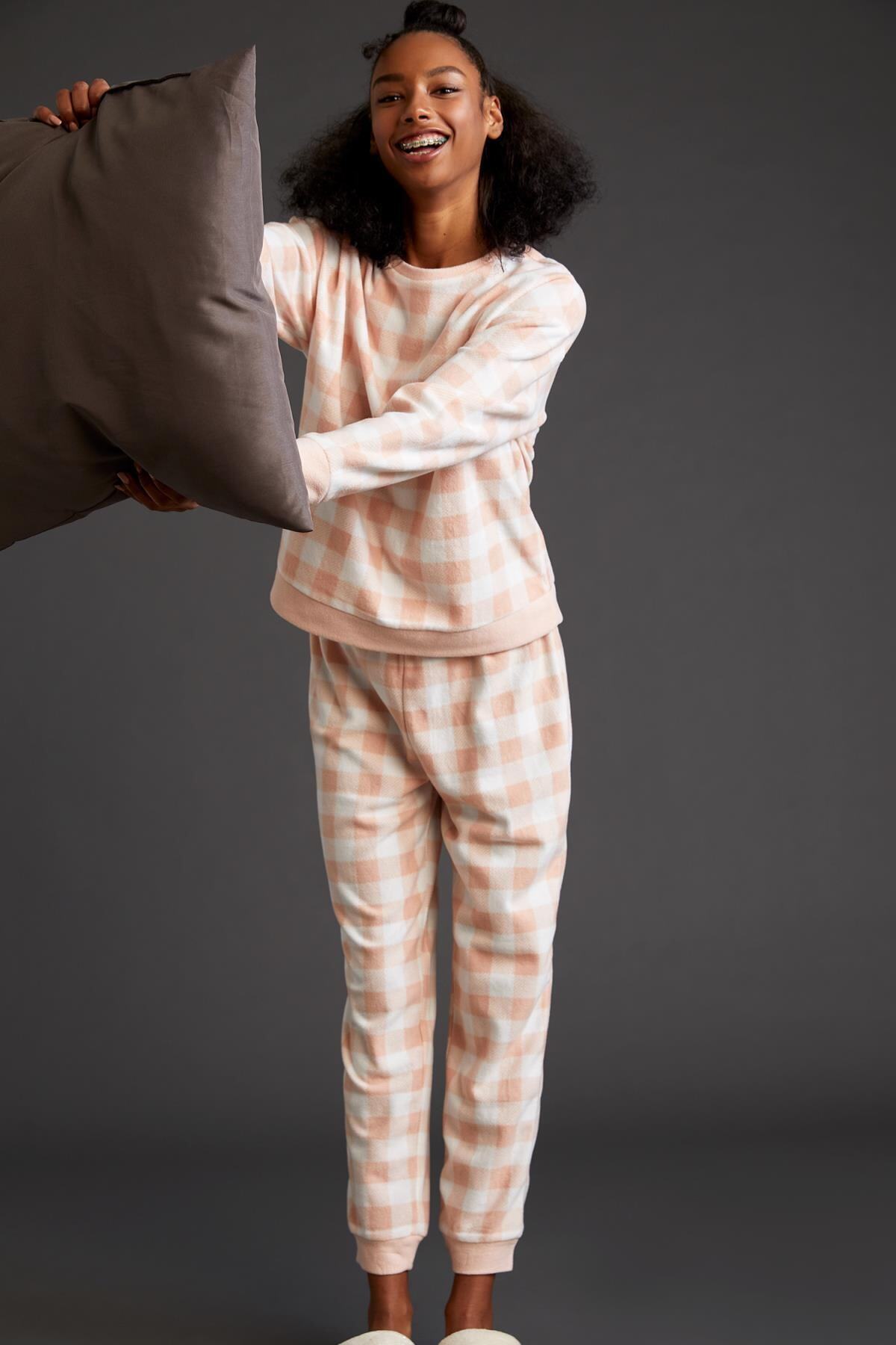 DeFacto Fall In Love Regular Fit Kareli Yuvarlak Yaka Uzun Kollu Polar Pijama Takım