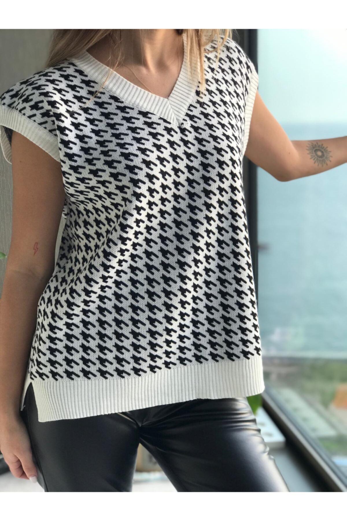 masalbutik co Kazayağı Desenli V Yaka Süveter