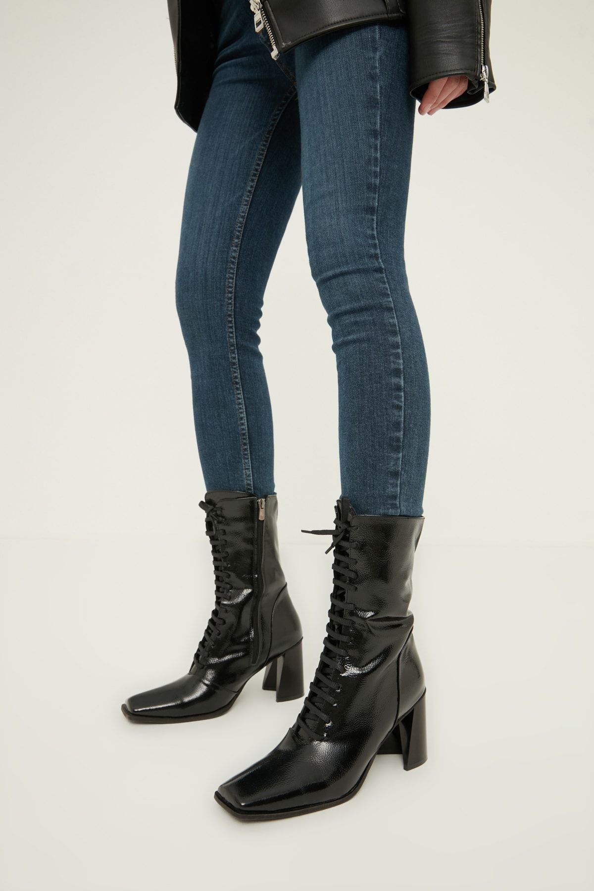 TRENDYOL SHOES Siyah Küt Burunlu Rugan Kadın Bot & Bootie TAKAW22BO0088