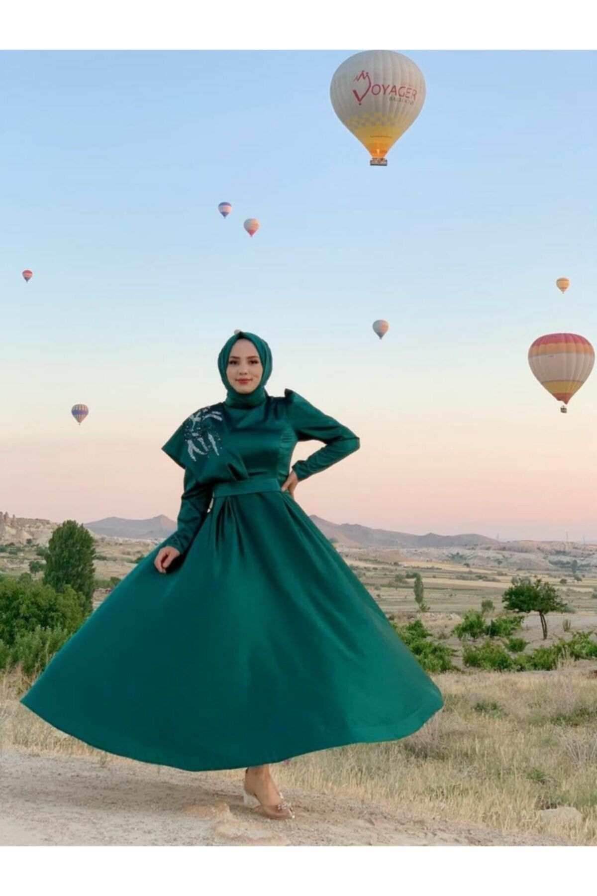 LOVELY FASHION Zümürüt Omuz Kısmı Pul Işleme Detay Kuşaklı Abiye
