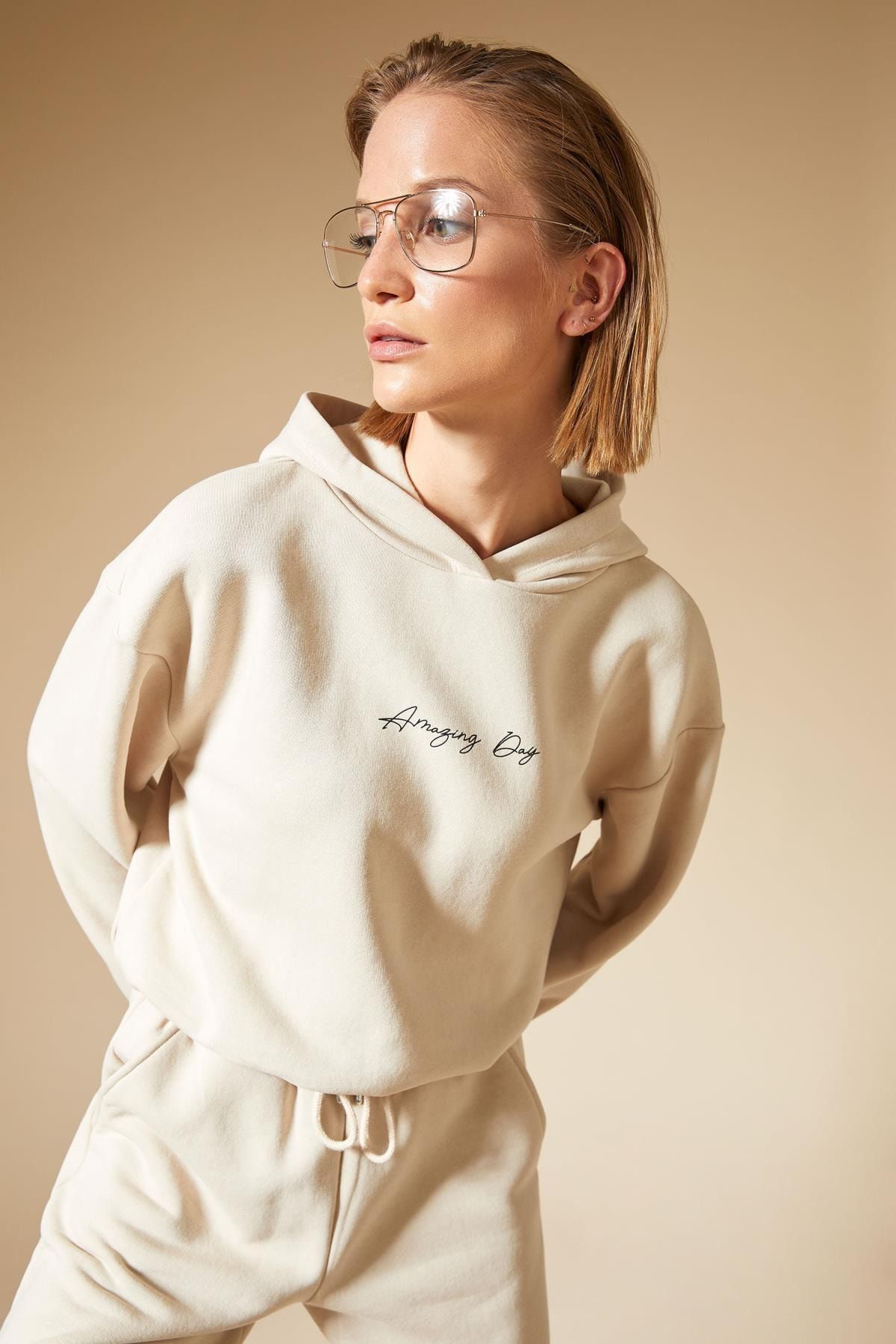 DeFacto Kadın Bej Slogan Baskılı Kapüşonlu Beli Lastikli Relax Fit Sweatshirt W2229AZ21AU