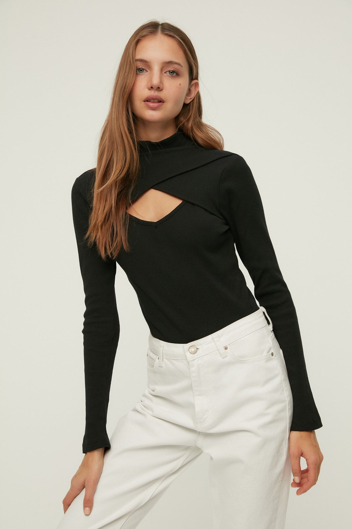 TRENDYOLMİLLA Siyah Cut Out Detaylı Fitilli Dik Yaka Örme Body TWOAW22BD0170