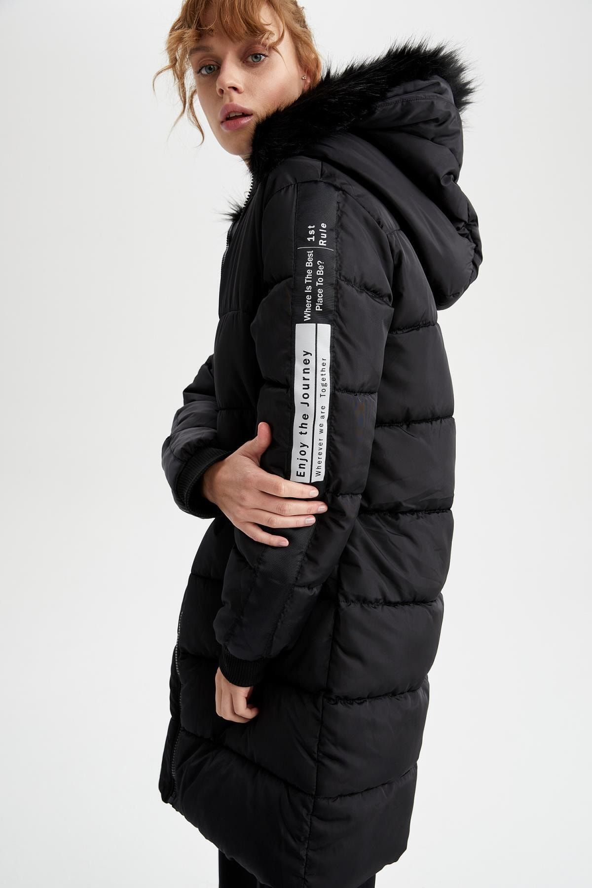 DeFacto Regular Fit Kapüşonlu Suni Kürklü Baskılı Isı Yalıtımlı Warmtech Su Geçirmez Dolgulu Mont Parka
