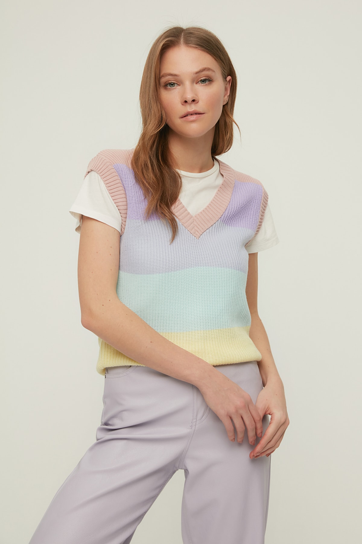 TRENDYOLMİLLA Pudra Renk Bloklu Triko Süveter TWOAW22SV0094