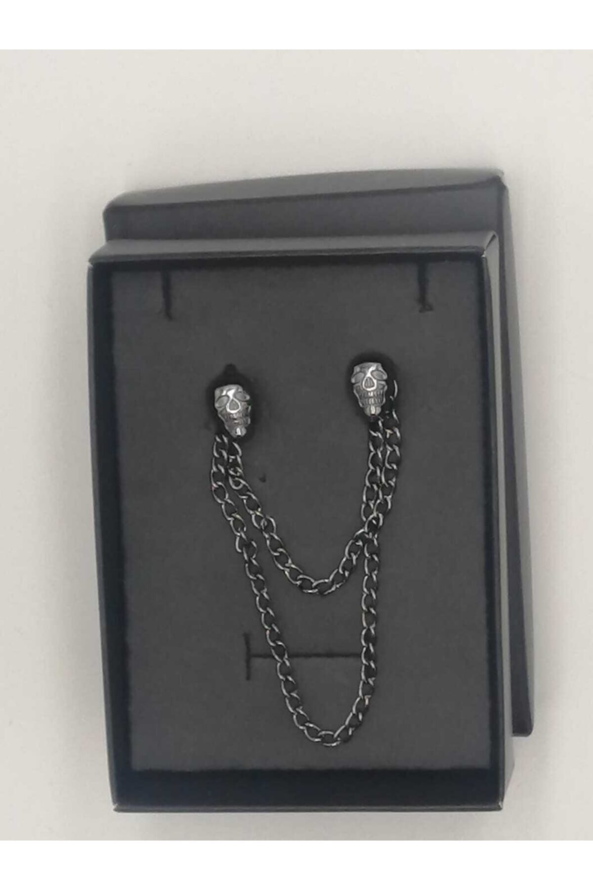 Yage Siyah Kurukafa Zincirli Yaka İğnesi 1130