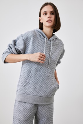 TRENDYOLMİLLA Gri Kapitone Örme Sweatshirt TWOAW21SW1941