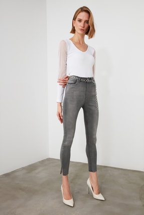 TRENDYOLMİLLA Gri Yırtma&ccedil;lı Y&uuml;ksek Bel Skinny Jeans TWOAW21JE0614