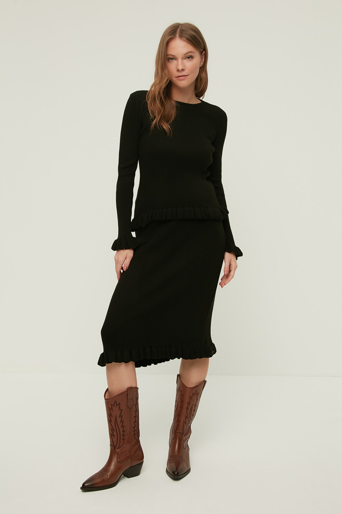 TRENDYOLMİLLA Siyah Fırfır Detaylı Etek Kazak Triko Alt-Üst Takım TWOAW22AU0355