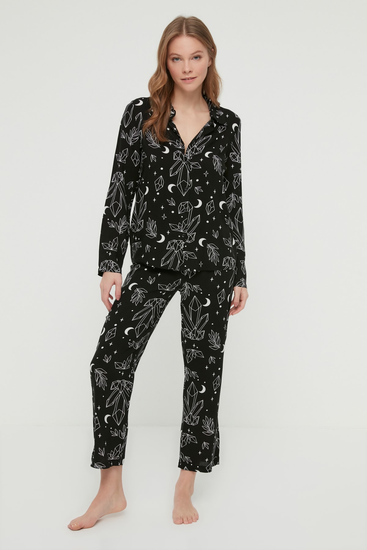 TRENDYOLMİLLA Siyah Astrolojik Desenli Viskon Dokuma Pijama Takımı THMAW22PT1251