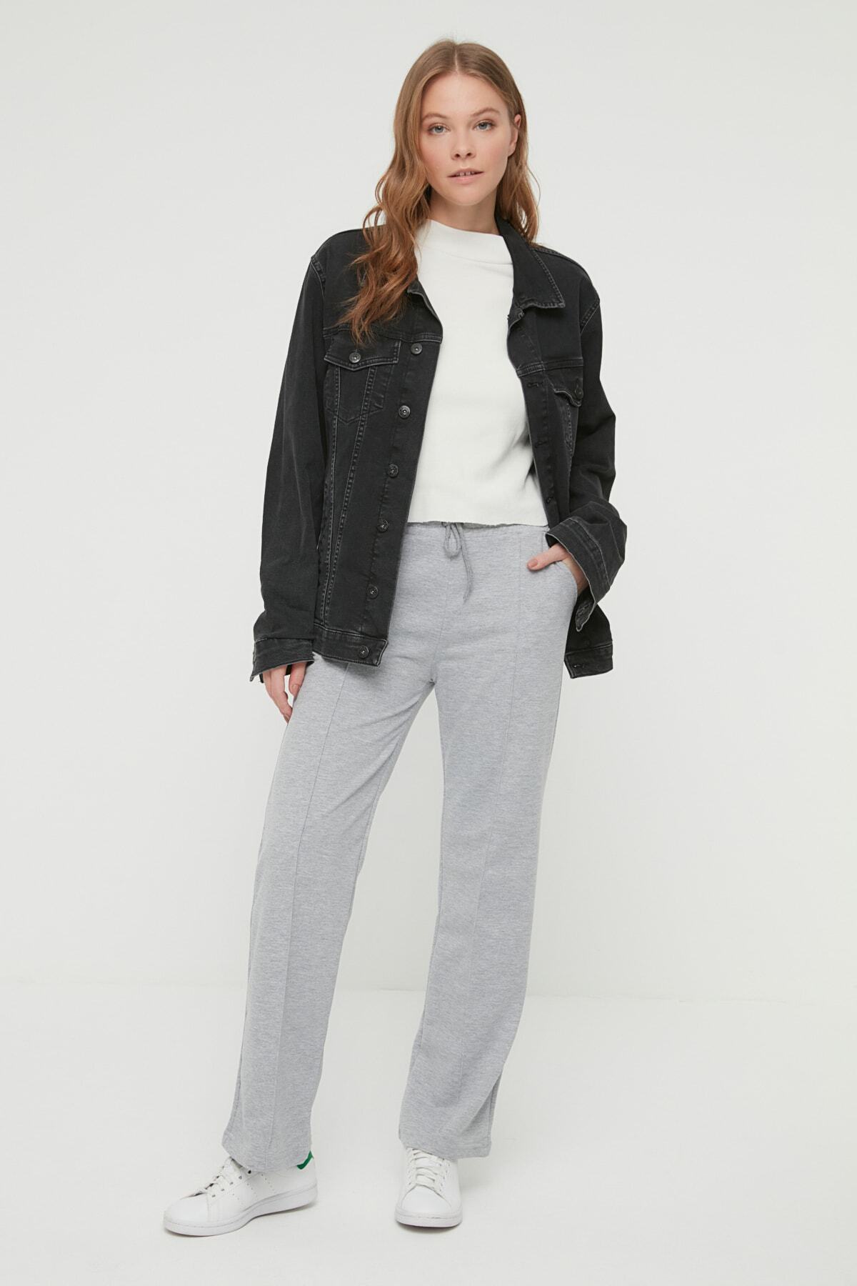 Trendyol Modest Gri Nervür Detaylı Geniş Paça Örme Eşofman Altı TCTAW22EI0027