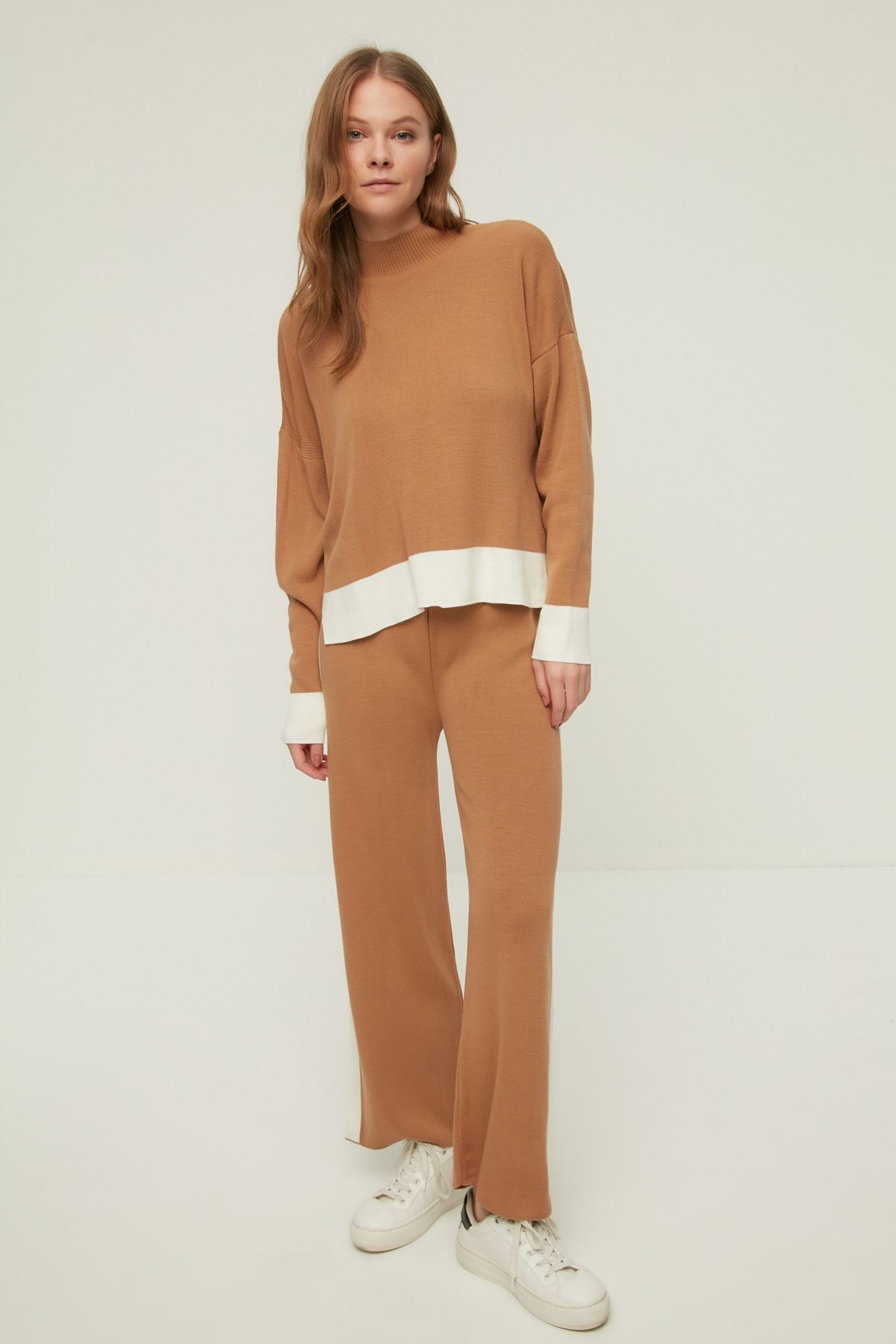 TRENDYOLMİLLA Camel Dik Yaka Triko Alt-Üst Takım TWOAW22AU0488