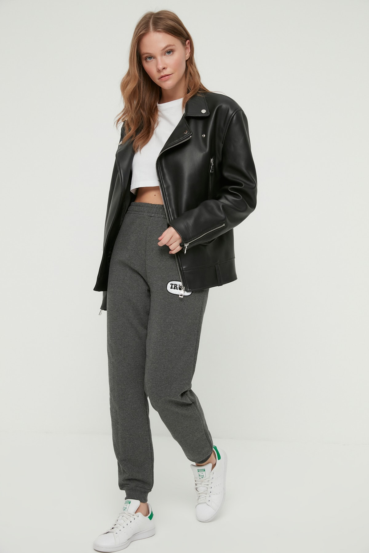 TRENDYOLMİLLA Antrasit Nakışlı Loose Jogger Şardonlu Örme Eşofman Altı TWOAW22EA0652