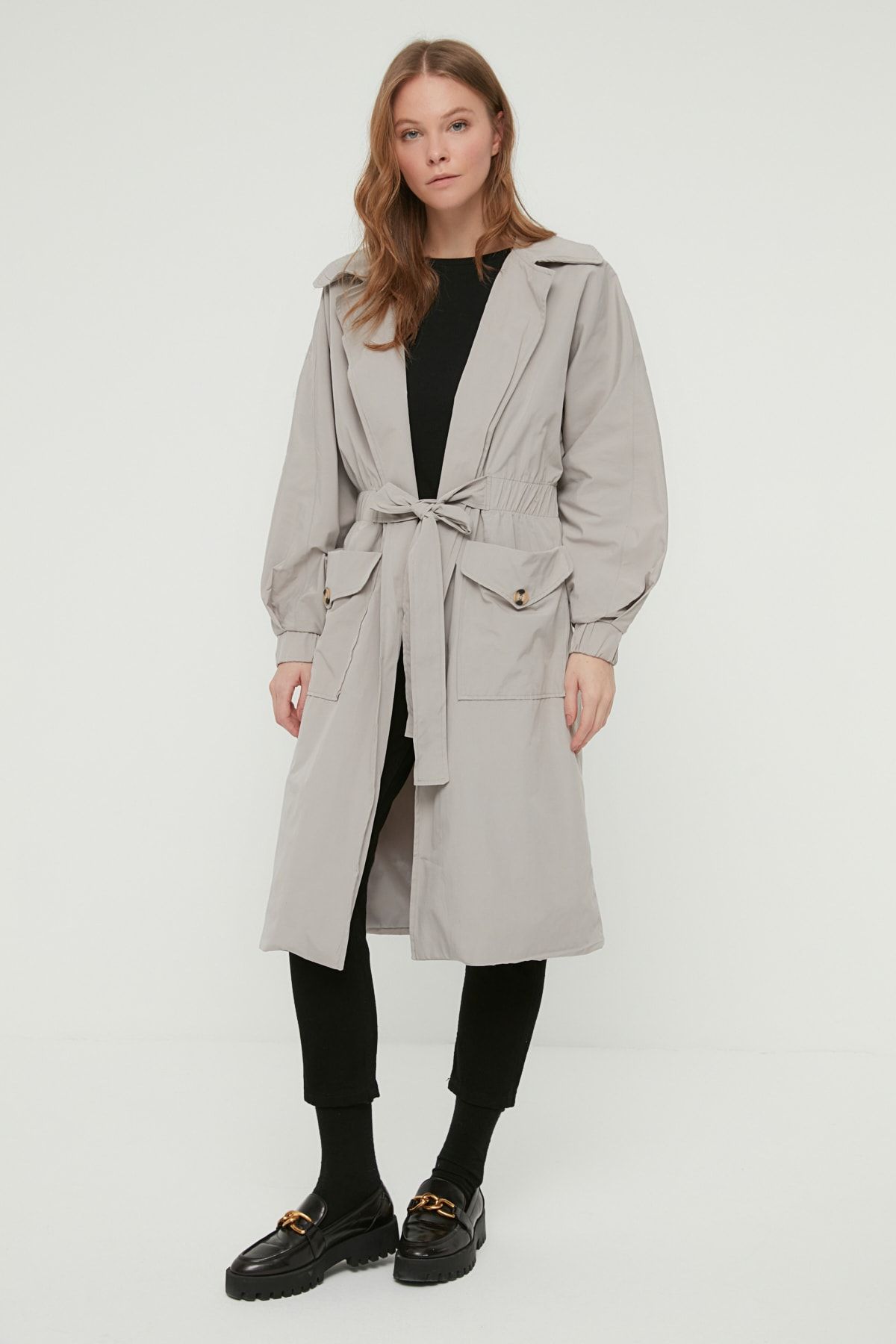 TRENDYOLMİLLA Gri Belden Büzgü ve Kemer Detaylı Uzun Oversize Trençkot TWOSS20TR0010