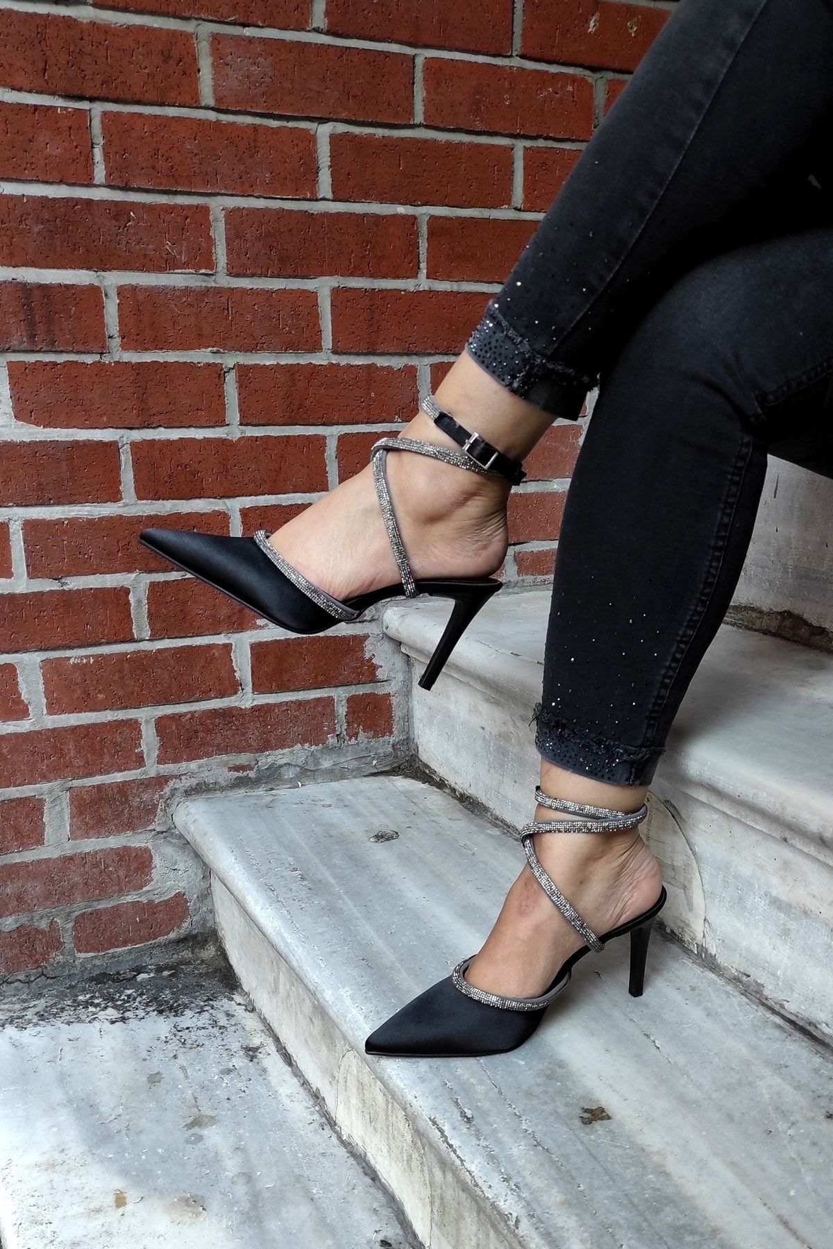 LA CALZATURE Siyah Saten 9 cm Bilekten Bağlamalı Taşlı Stiletto Kadın Abiye Ayakkabı