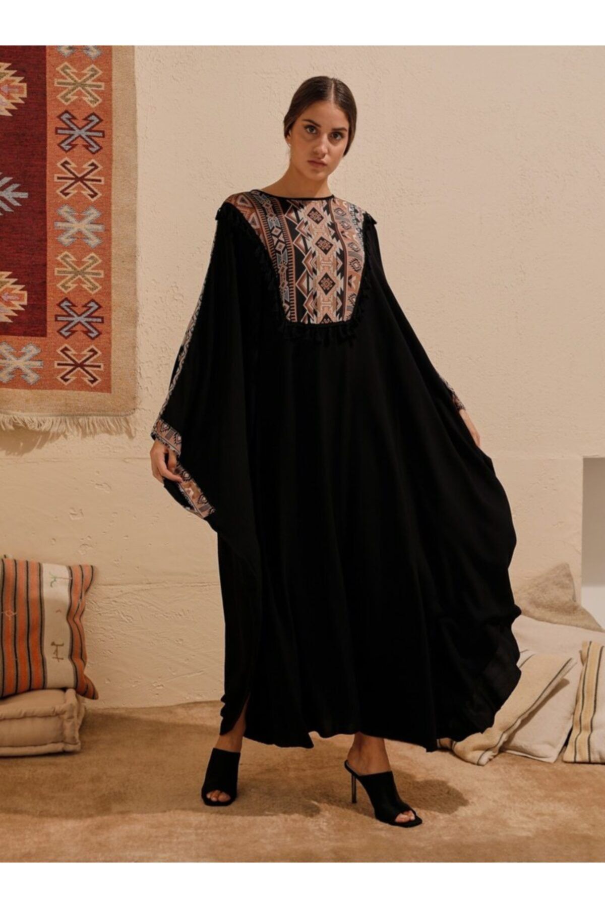 Refka Doğal Kumaşlı Etnik Desenli Ferace - Siyah - Woman