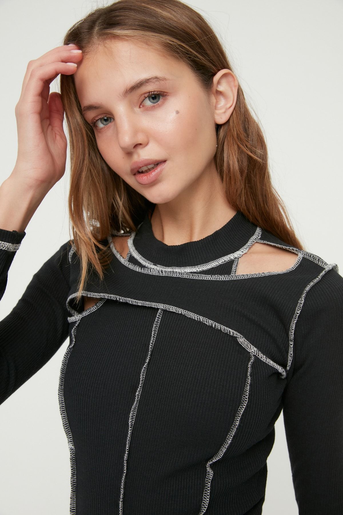 TRENDYOLMİLLA Siyah Karyoka Dikişli Cut Out Detaylı Fitilli Örme Body TWOAW22BD0169