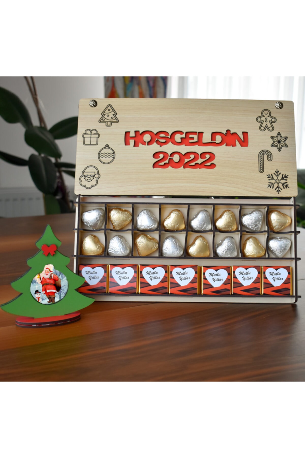 Sweet Boxs Yılbaşı Tasarımlı Çikolata Kutusu & Ahşap Çam Ağacı Figürlü Resim Çerçevesi Hediye Seti