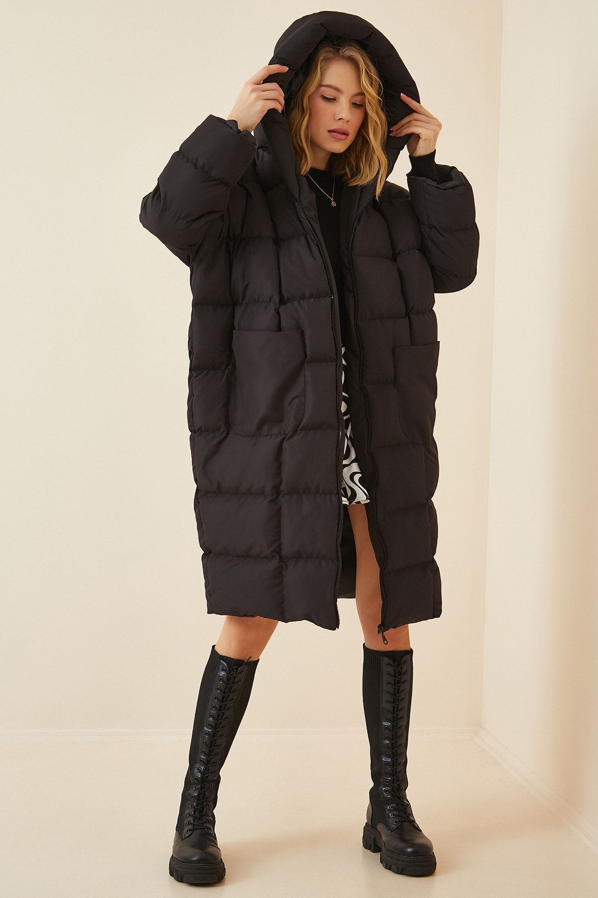 Happiness İst. Kadın Siyah Kapüşonlu Oversize Şişme Kaban MK00178