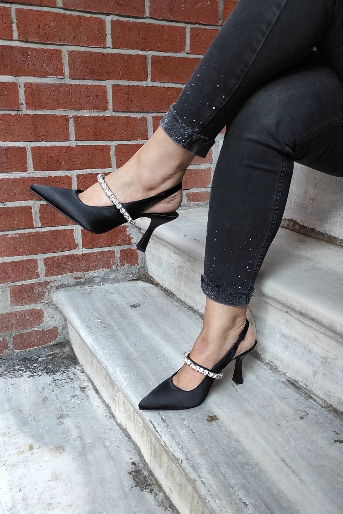 LA CALZATURE Siyah Saten 9 cm Kalın Topuk Arka Atkılı Taşlı Stiletto Kadın Ayakkabı
