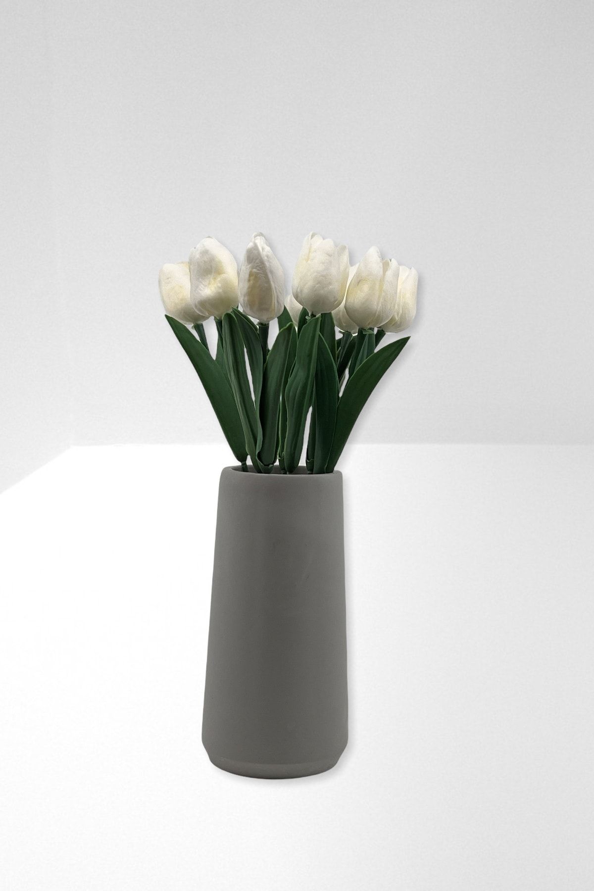 thebouqet 20 Cm Gri Beton Vazoda Yapay Islak Lale 8 Dal Kırık Beyaz