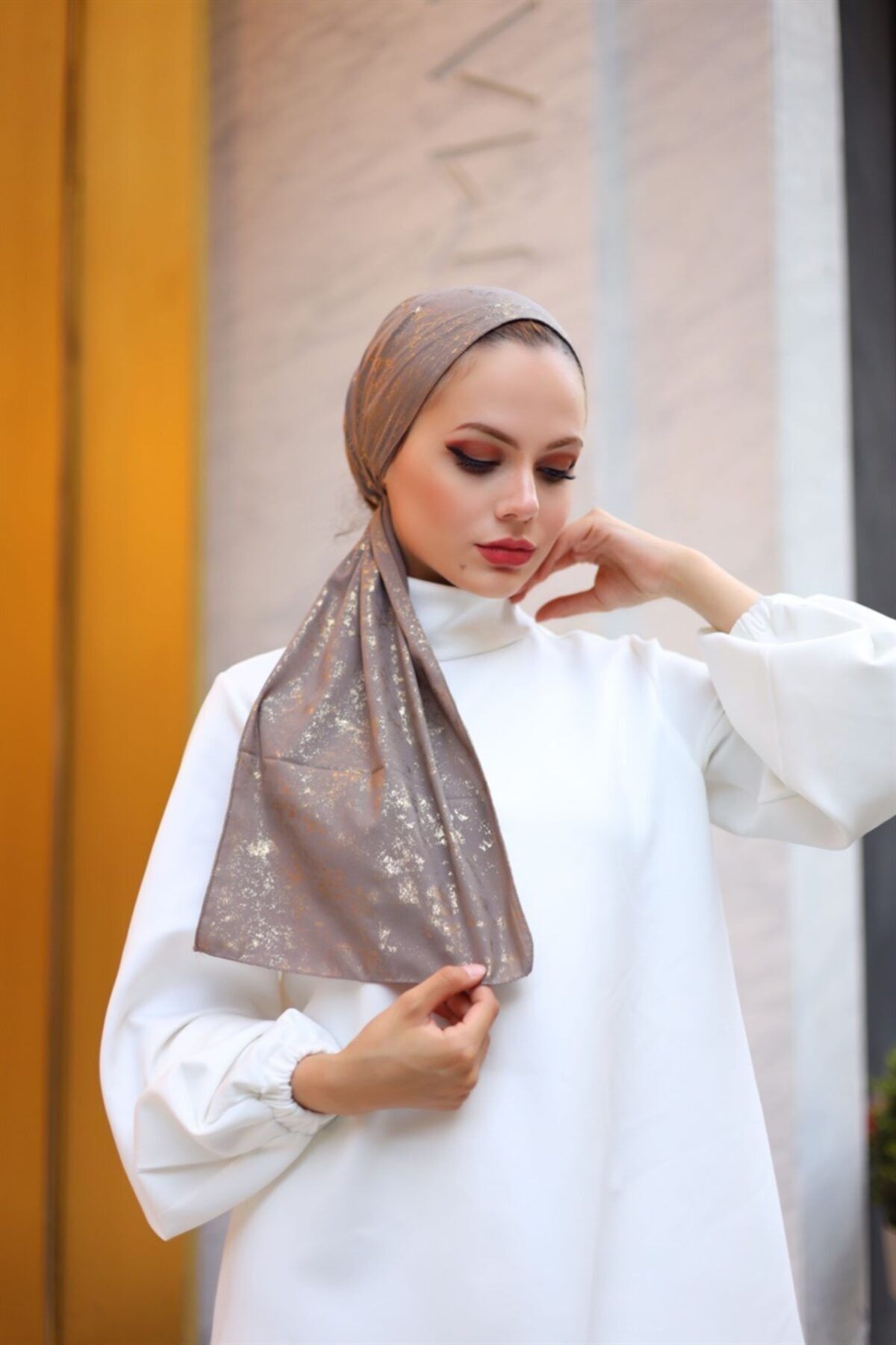 Mooncorn Kadın Tesettür Koyu Vizon Varaklı Model Fular & Bandana