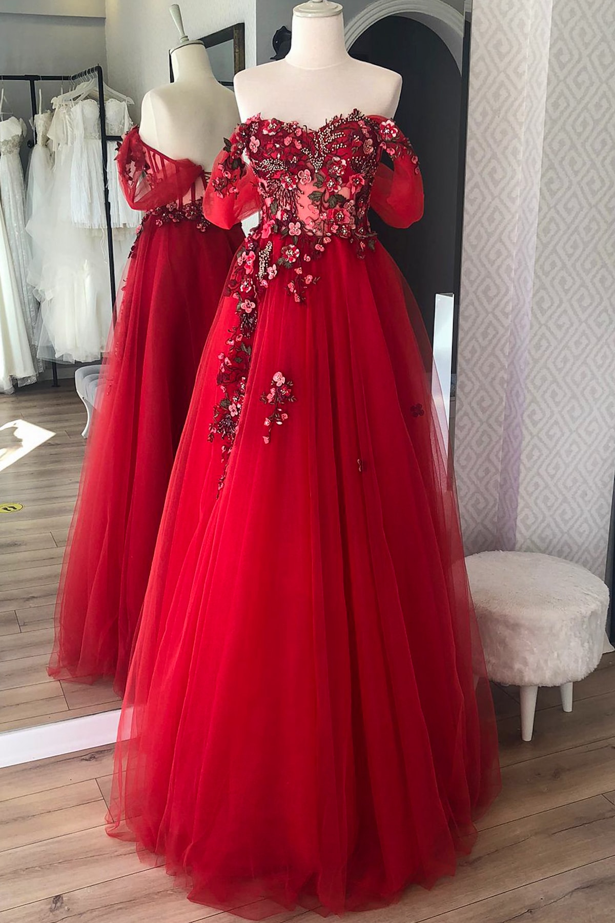 Lenta Moda Kırmızı Üç Boyutlu Dantelli Abiye Gece Elbisesi