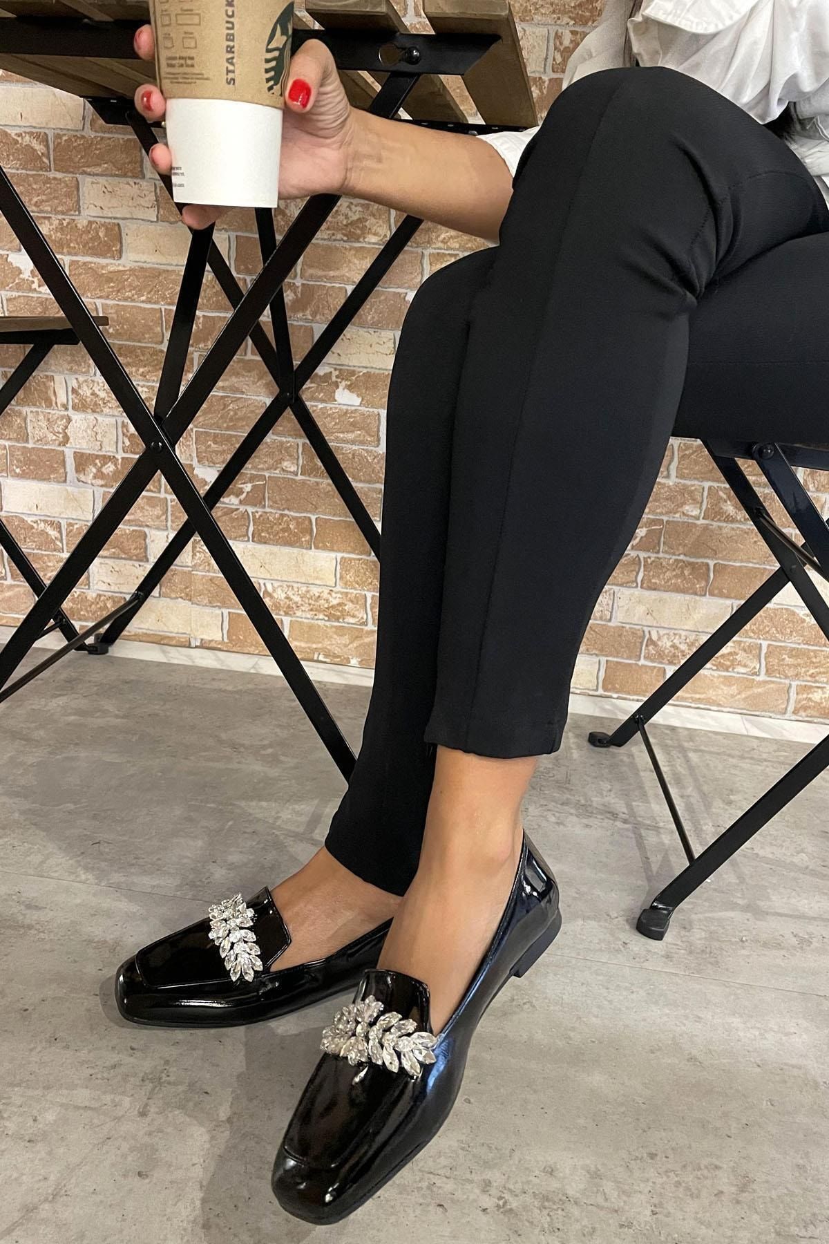 Bambi Siyah Rugan Kadın Loafer Ayakkabı K01641165308