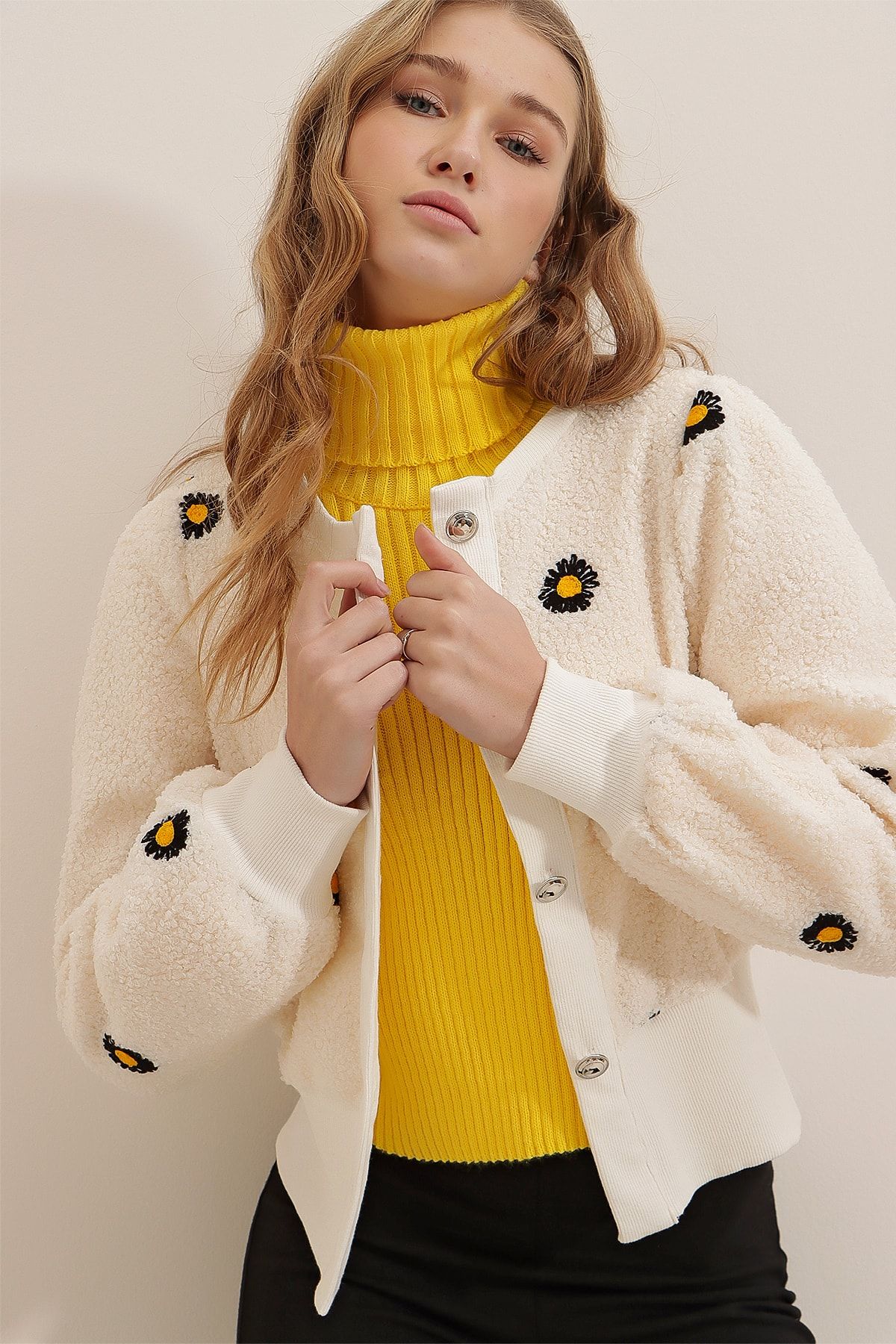 Trend Alaçatı Stili Kadın Ekru Bisiklet Yaka Çiçek Nakışlı Teddy Hırka ALC-X7609