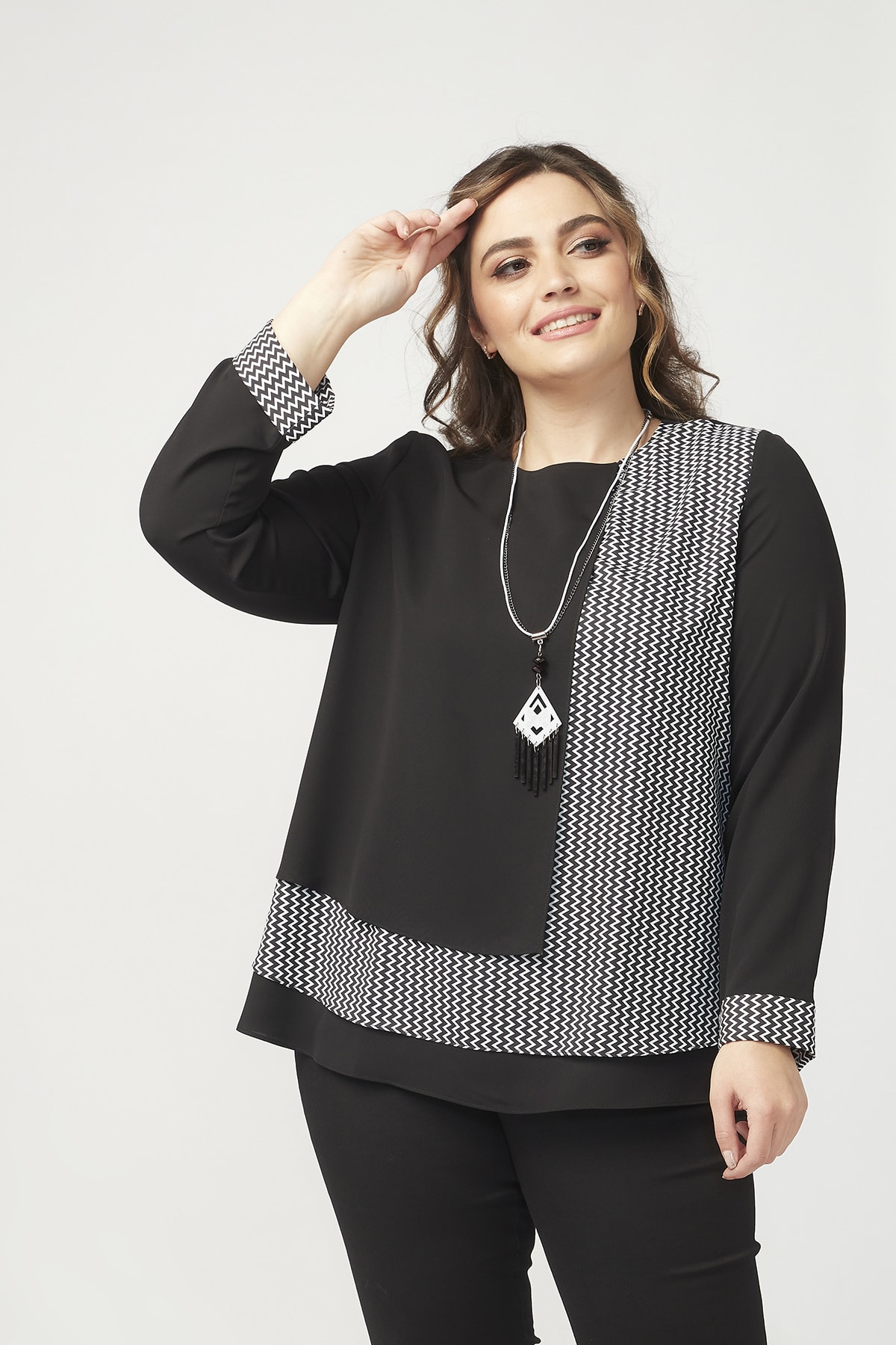 Moda Alba Siyah - Desenli Kolyeli Büyük Beden Şık Bluz