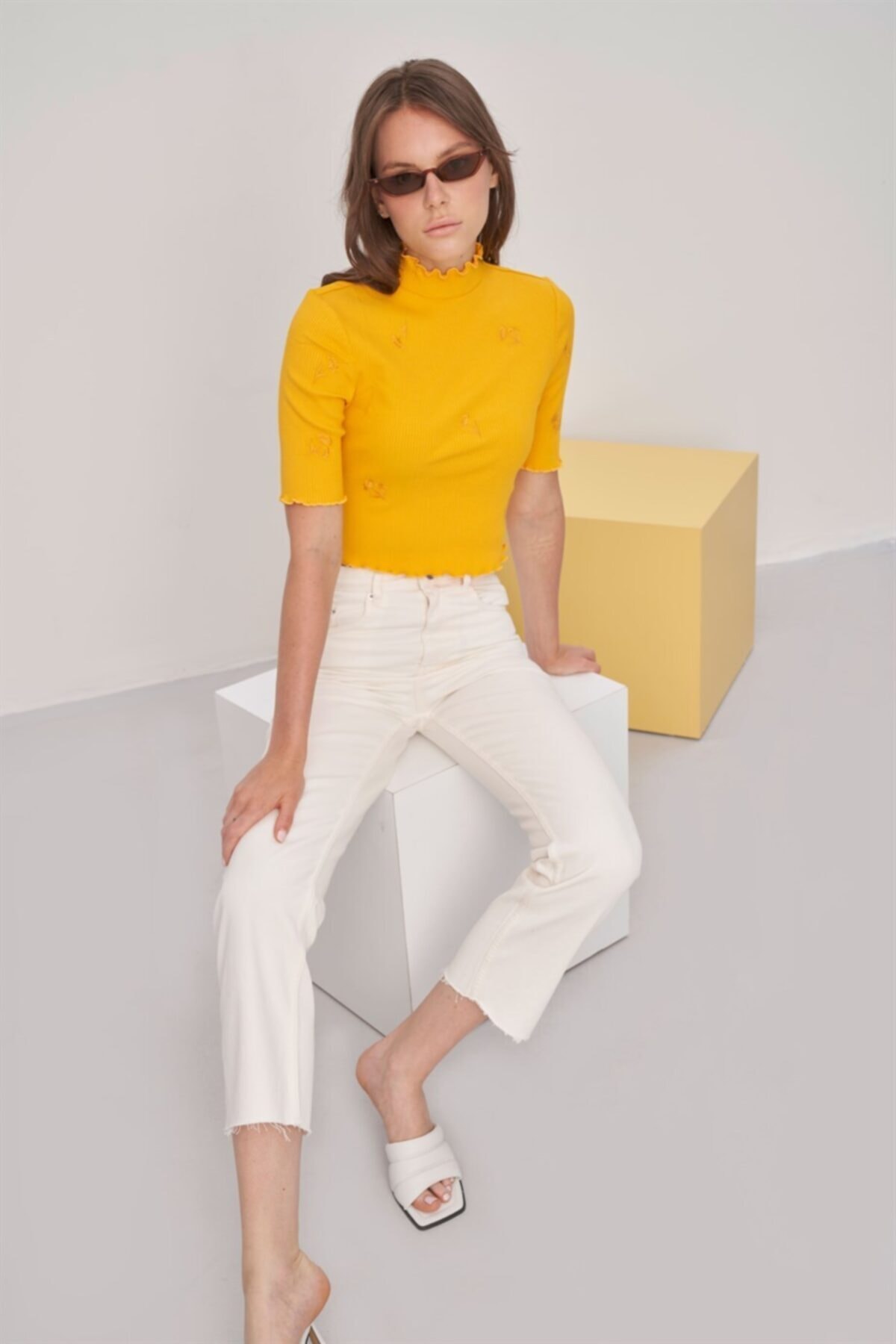 nalu Sarı Nakış Detaylı Crop T-shirt