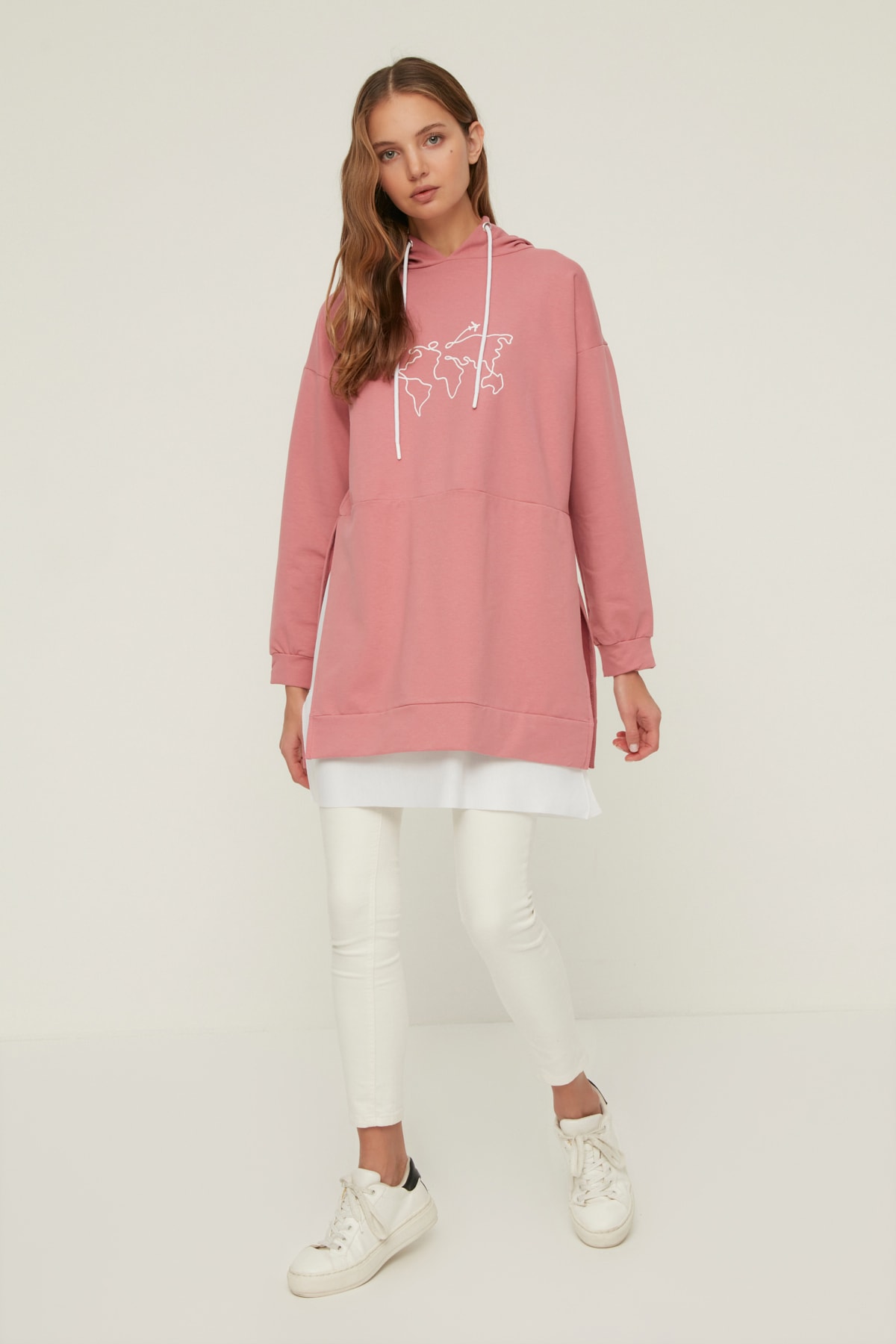 Trendyol Modest Gül Kurusu Kapüşonlu Alttan T-shirt Çıkma Detaylı Baskılı Örme Sweatshirt TCTSS21SW0400