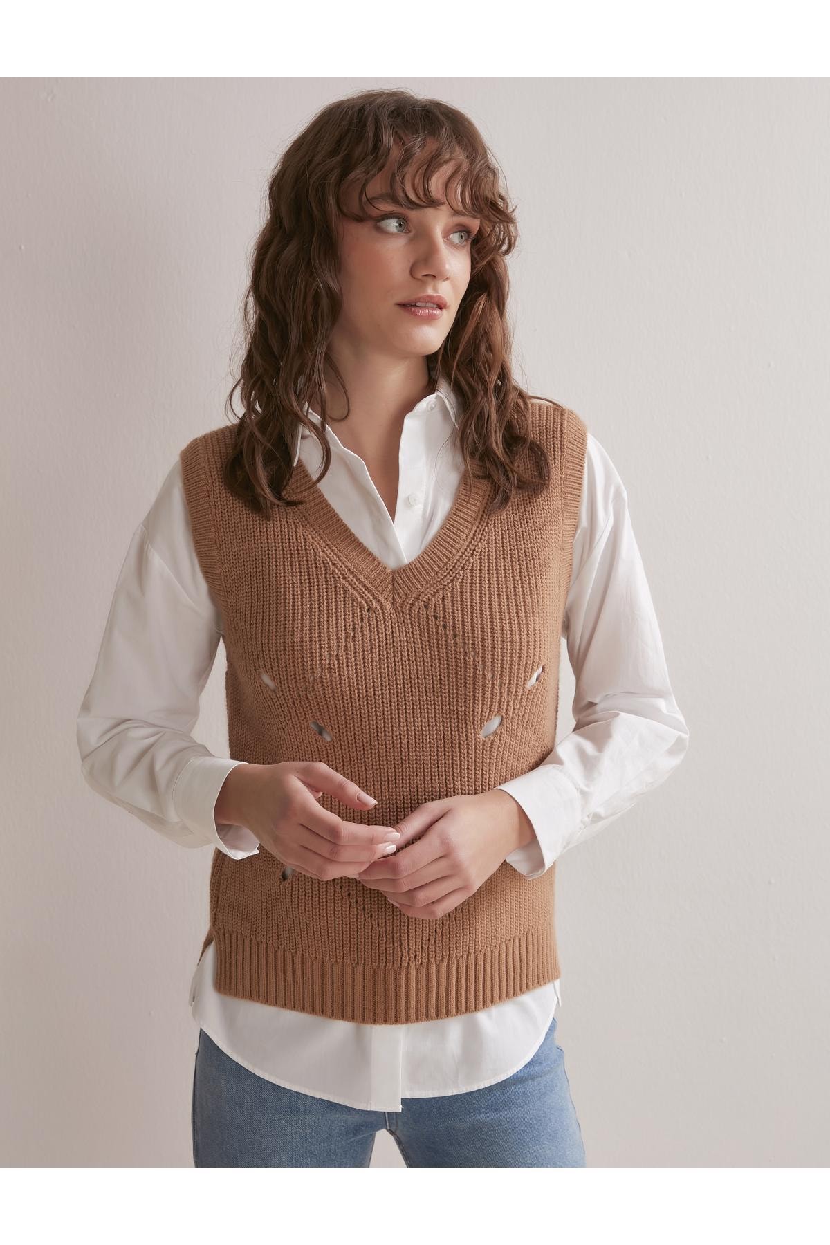 Jimmy Key Kadın Deve Tüyü Bol Kesim V Yaka Delikli Desenli Triko Süveter