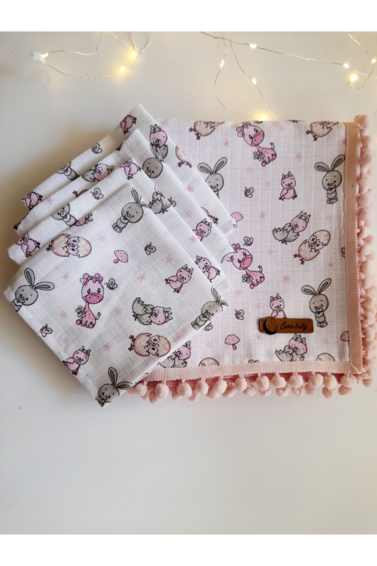 LUNA BABY Pembe Zürafalar %100 Organik Pike Müslin Bebek Ponpon Detaylı Battaniye Ve 4 Lü Agız Mendilleri Seti
