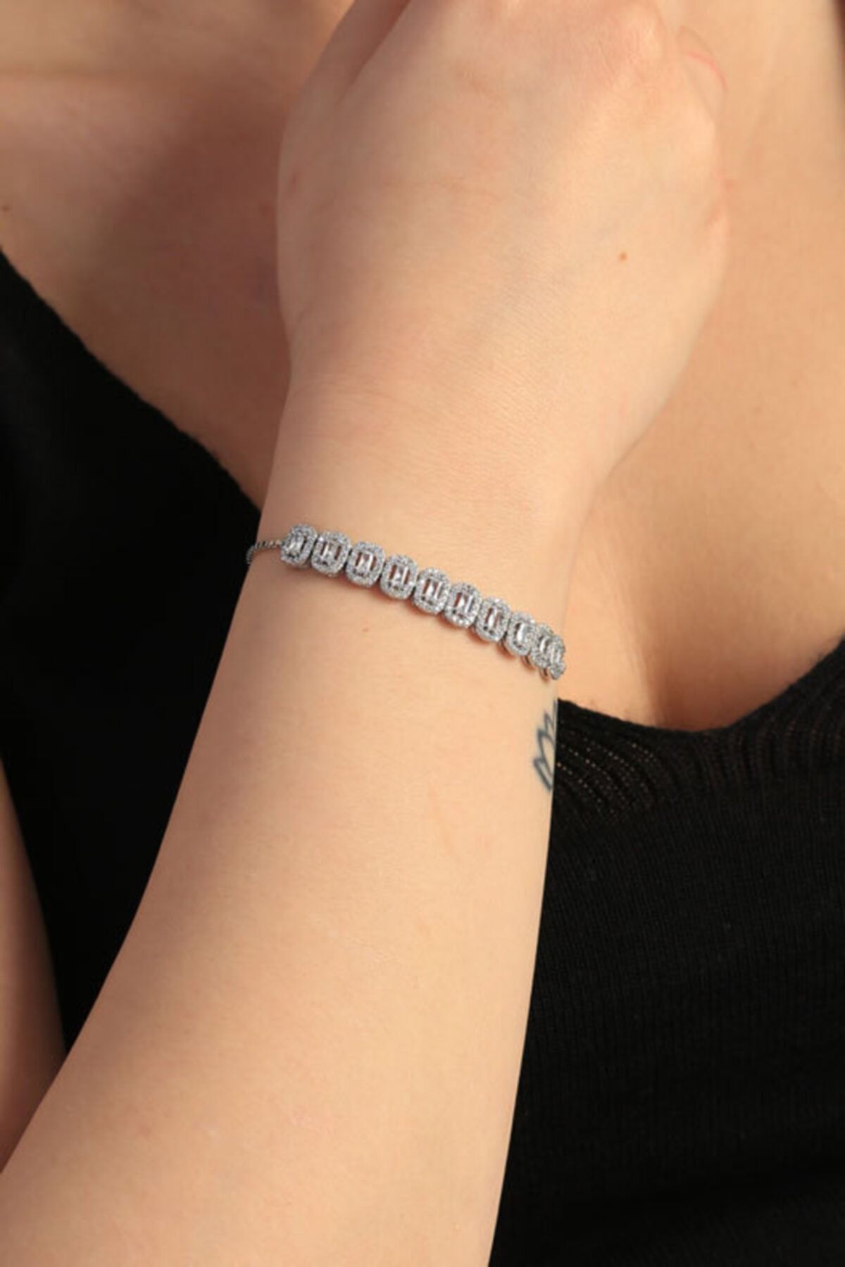 Hestia Silver Baget Taşlı Işıltılı Asansör 925 Ayar Gümüş Bileklik