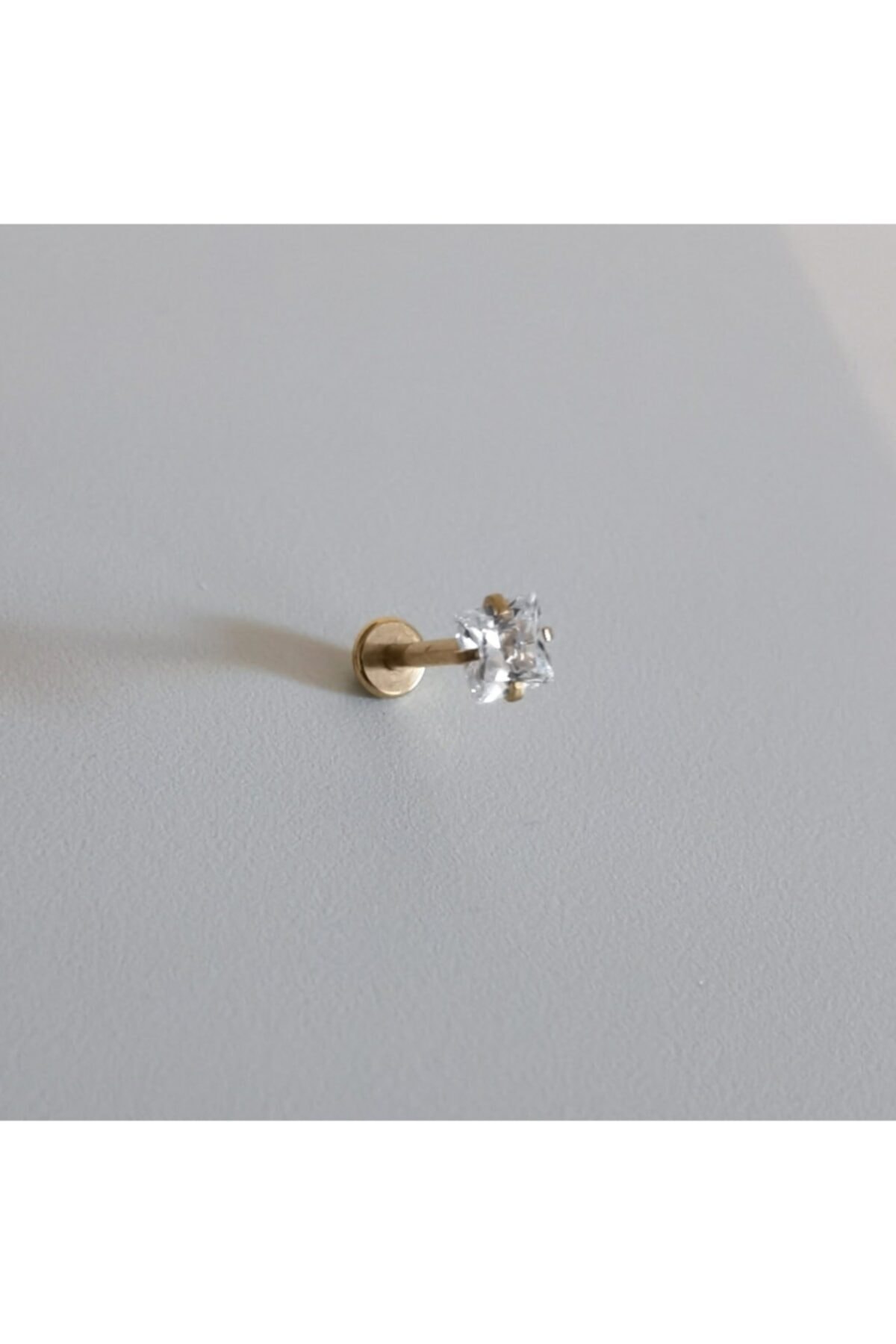 Bylin Cerrahi Çelik Gold Kare Tek Taş Dudak Piercing 8 Mm