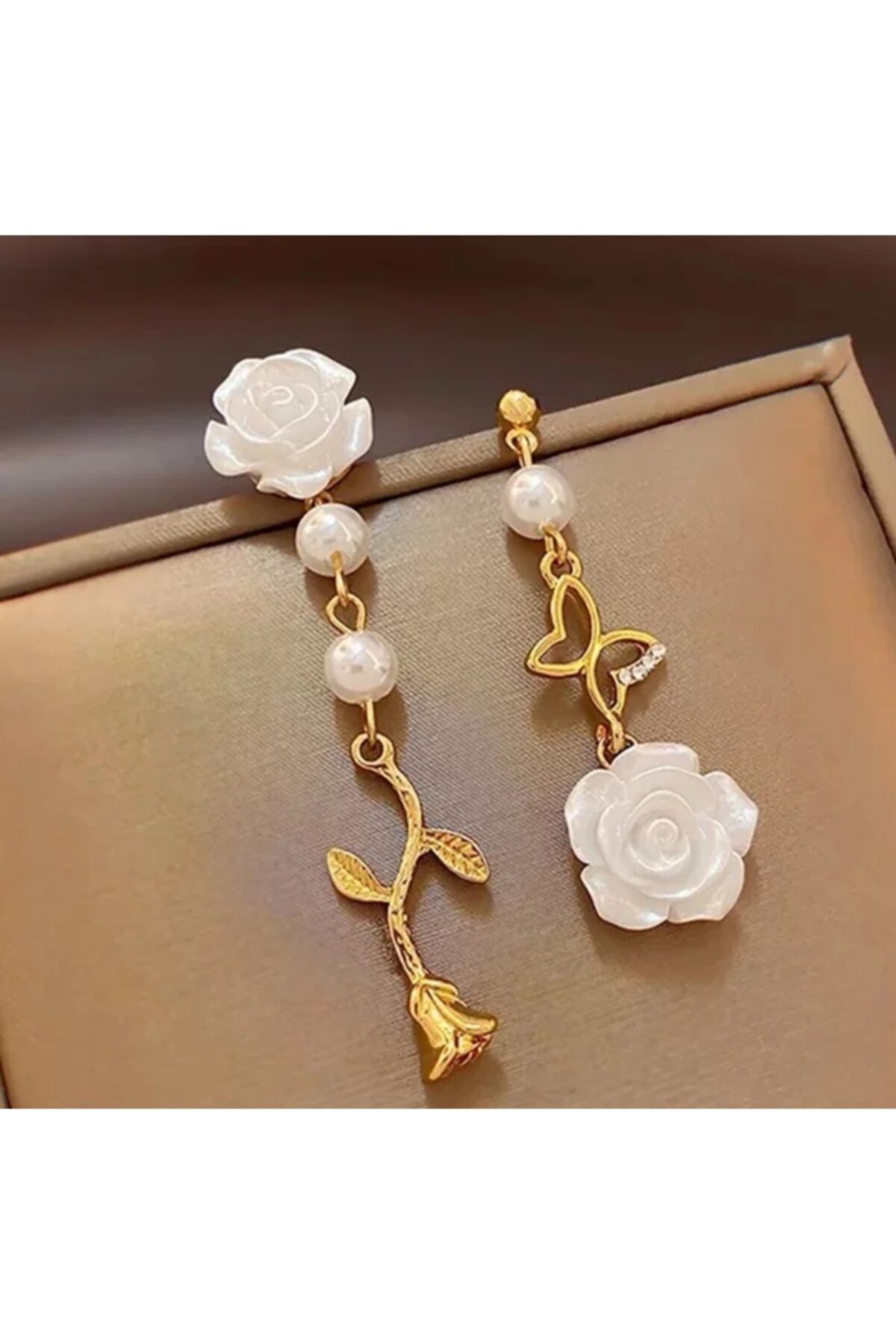 HOSBUTIK Gold Beyaz Çiçek Asimetrik Tasarım Küpe