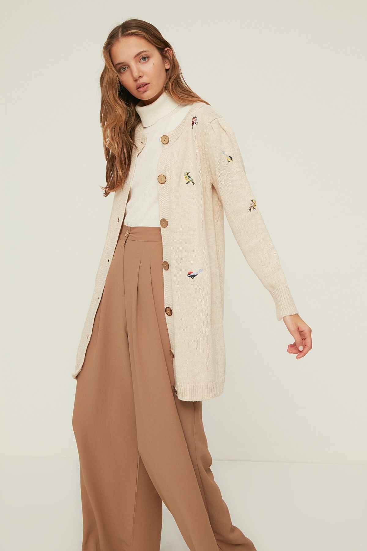 Trendyol Modest Bej Bisiklet Yaka Düğme Detaylı Nakışlı Triko Hırka TCTAW22TH0096