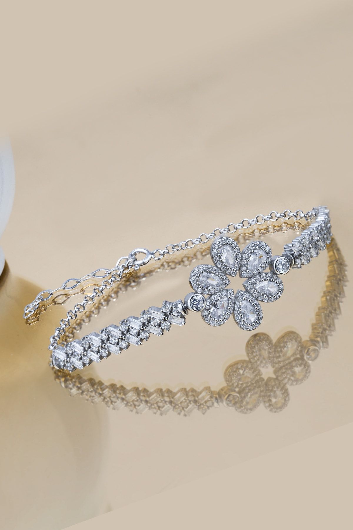 Else Silver Kadın Beyaz Baget Taşlı Elmas Modeli Gümüş Bileklik