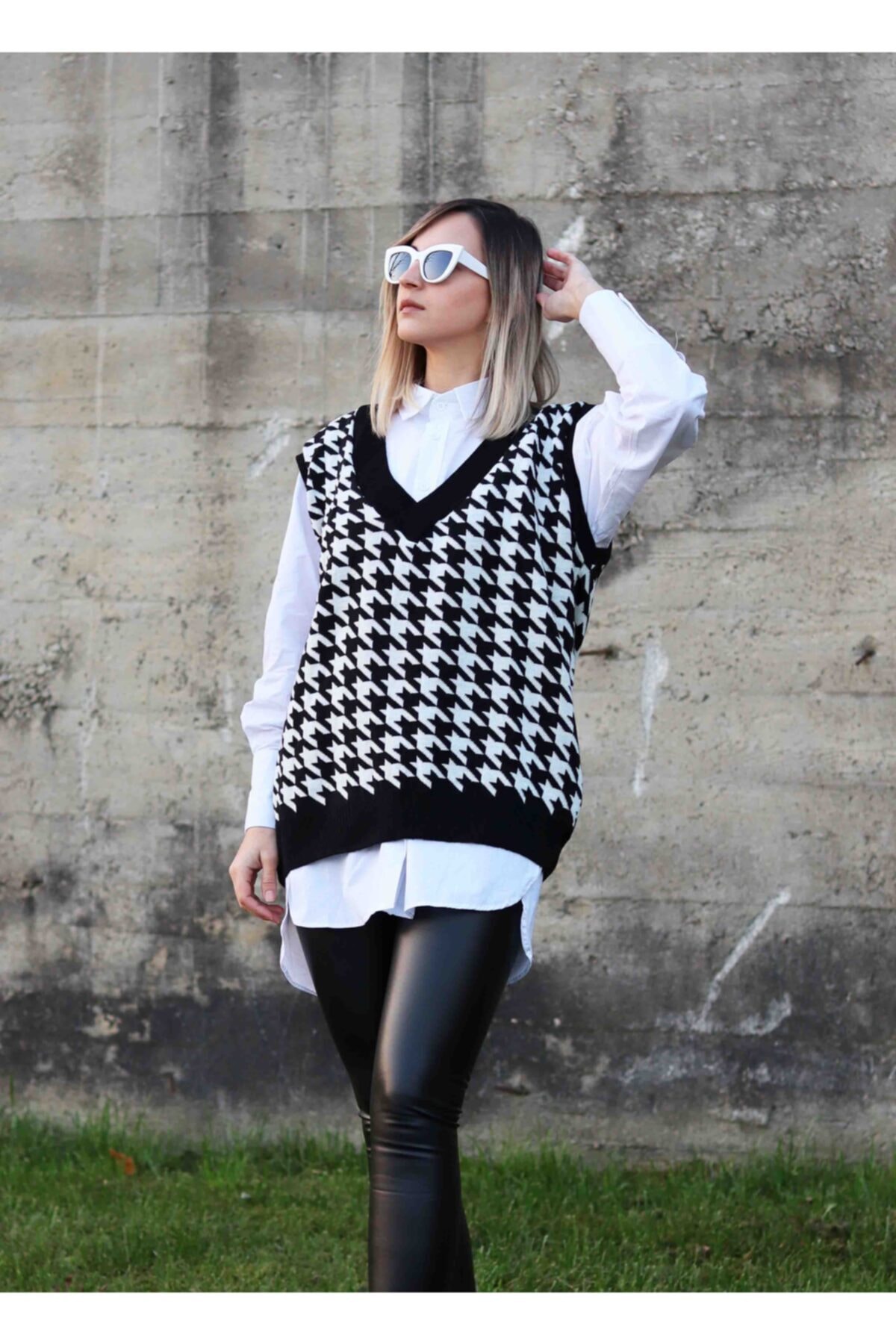 Sedes Butik Kadın Siyah Kazayağı Desenli V Yaka Triko Süveter