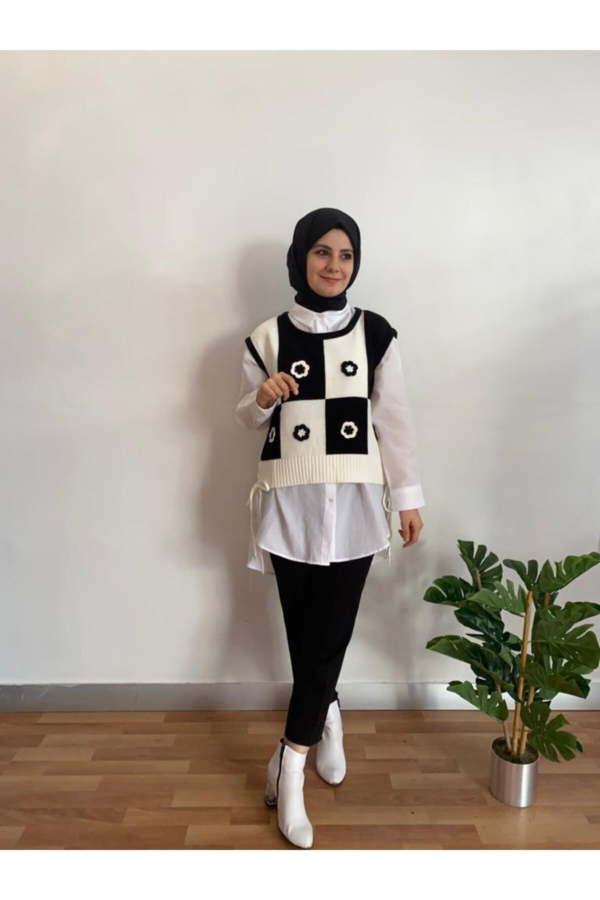 Nefise Çiçekli Yandan Bağcıklı Süveter