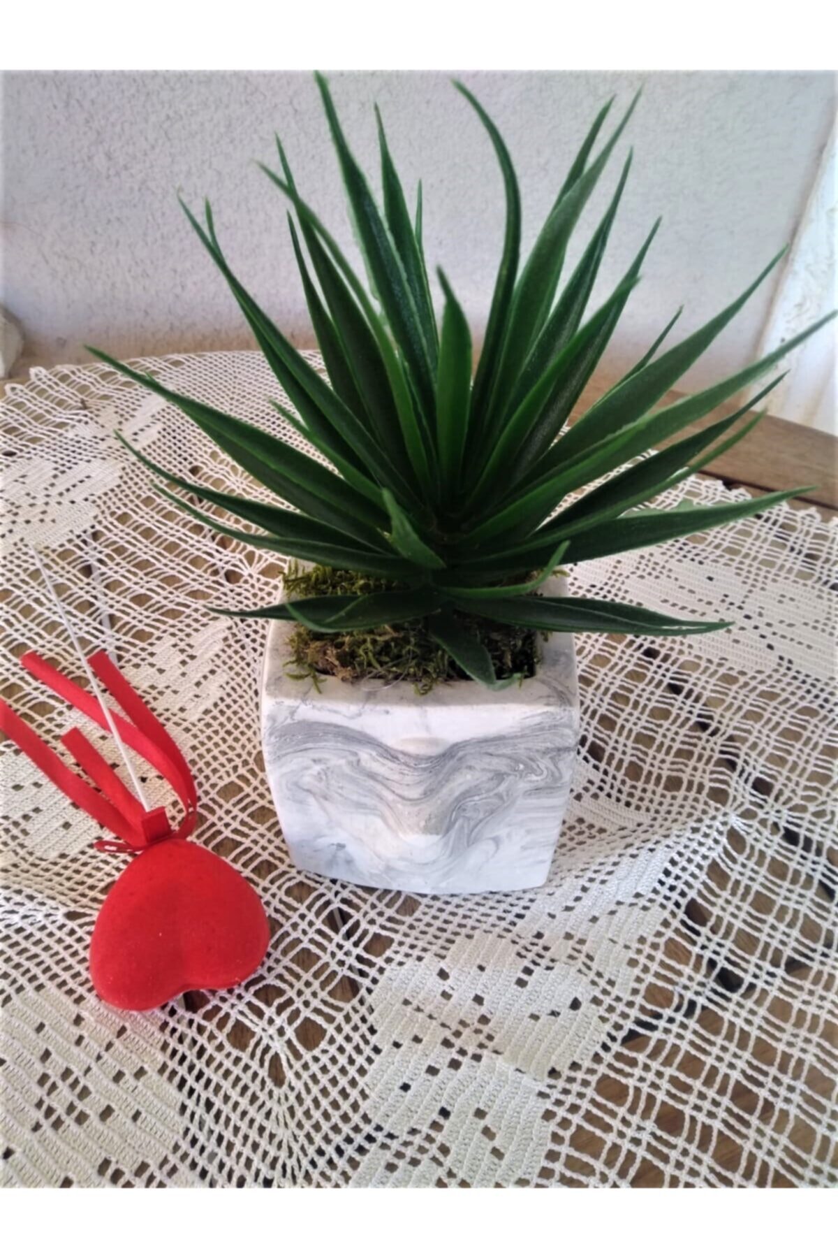 Bircan Hediyelik Kadife Kalp Hediyeli Mermer Görünümlü Beton Saksıda Yapay Aloevera Bitkisi