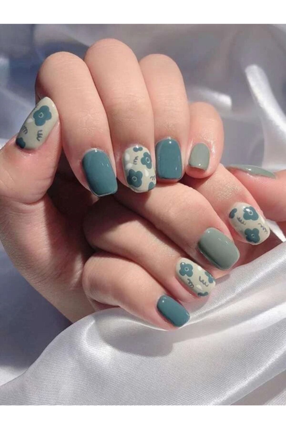 Magic Atlas Mavi Çiçek Desenli Nail Art Takma Tırnak Seti