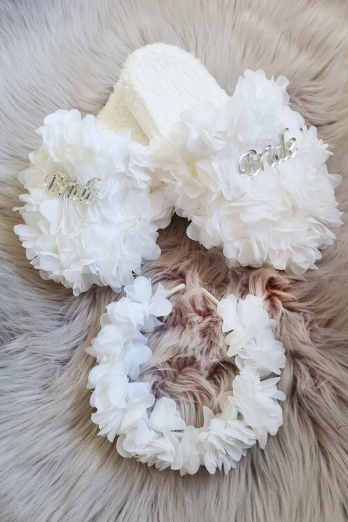 By Burcu Arıcıoğlu Beyaz Çiçek Detaylı Bride Pleksi Gelin Terliği ve Tacı