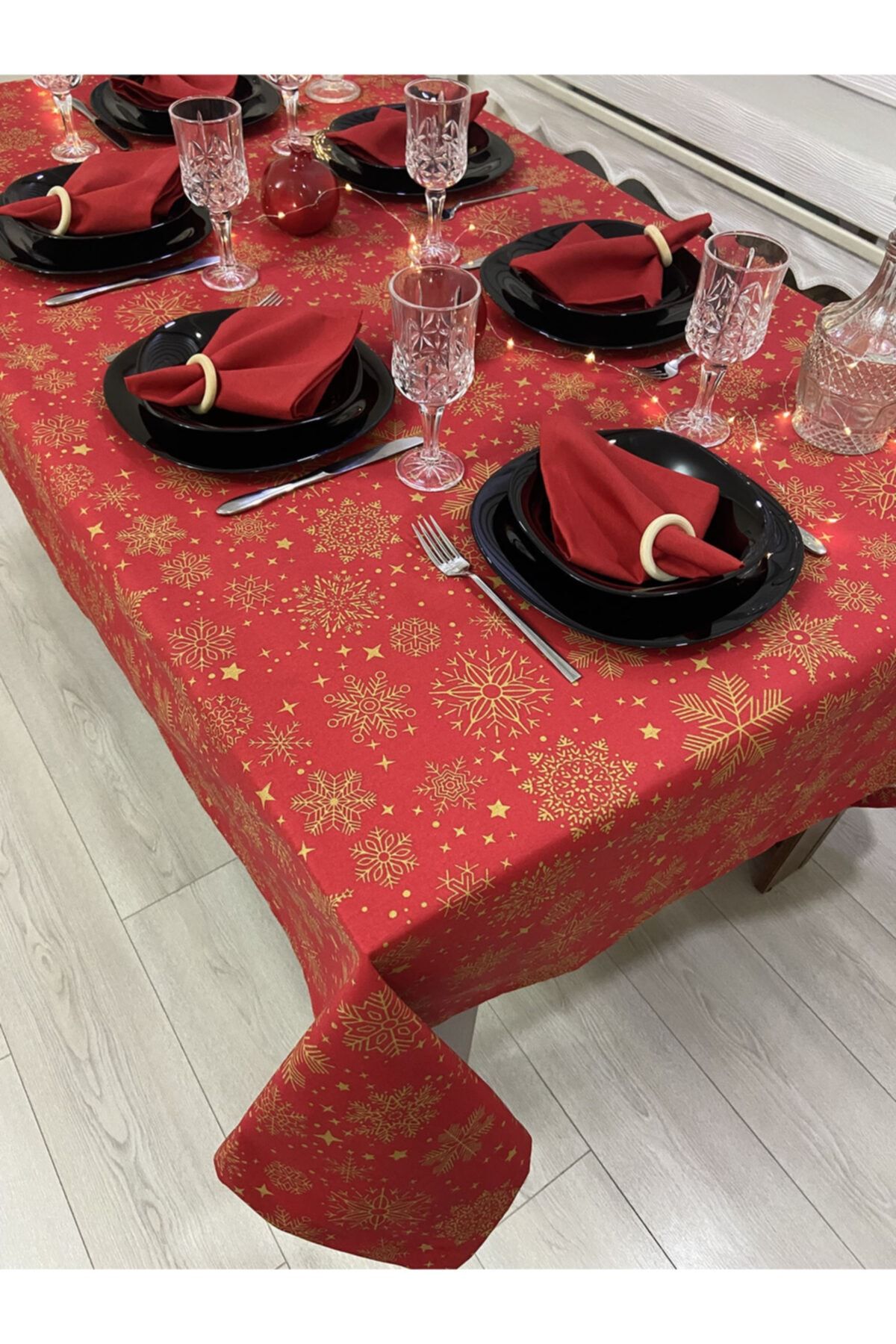 Zeren Home Sıvı Geçirmez Dertsiz Masa Örtüsü Yılbaşı Kırmızı Renk