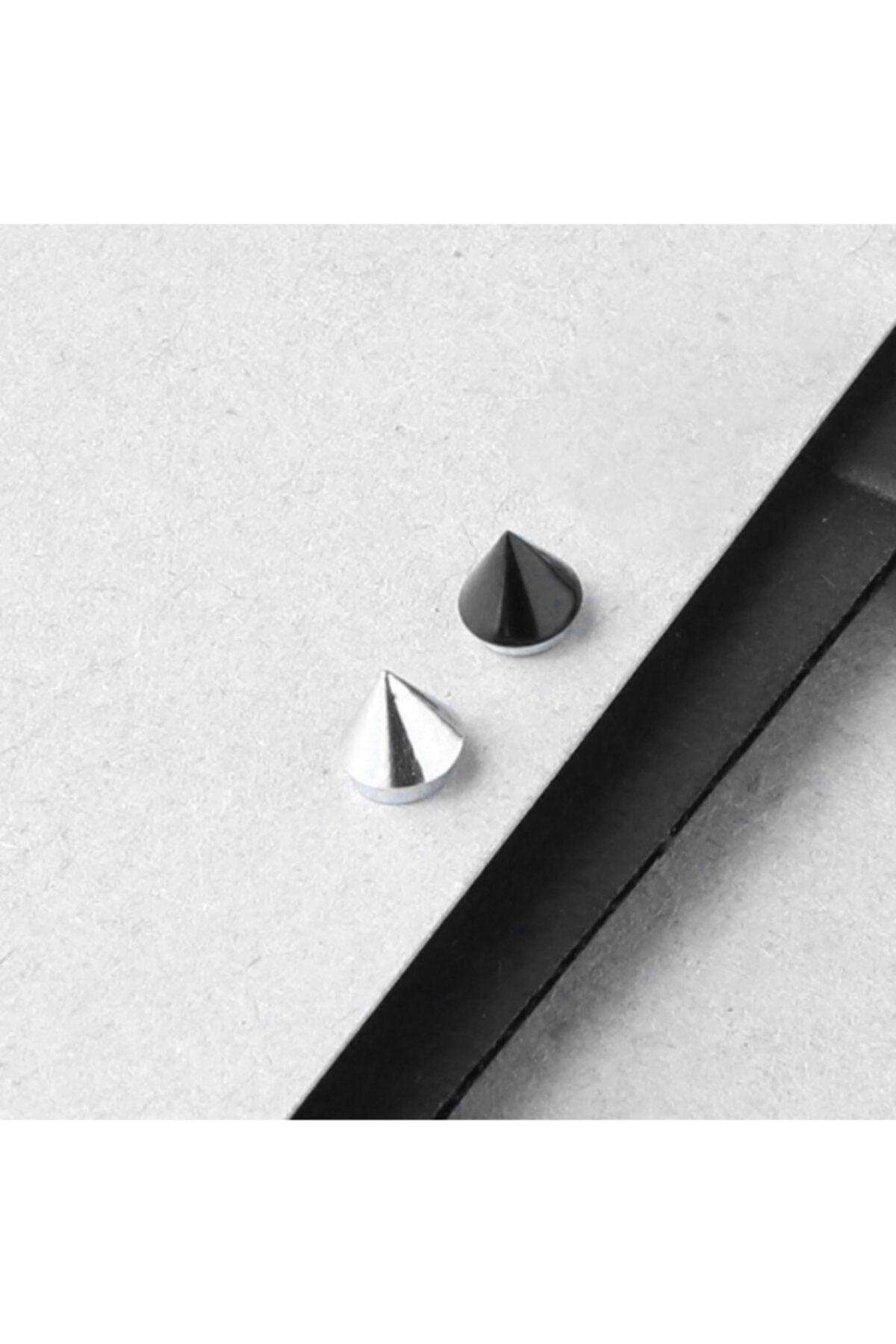 TakıConcept 2 Adet Mıknatıslı Deliksiz Fake Sivri Piercing Küpe
