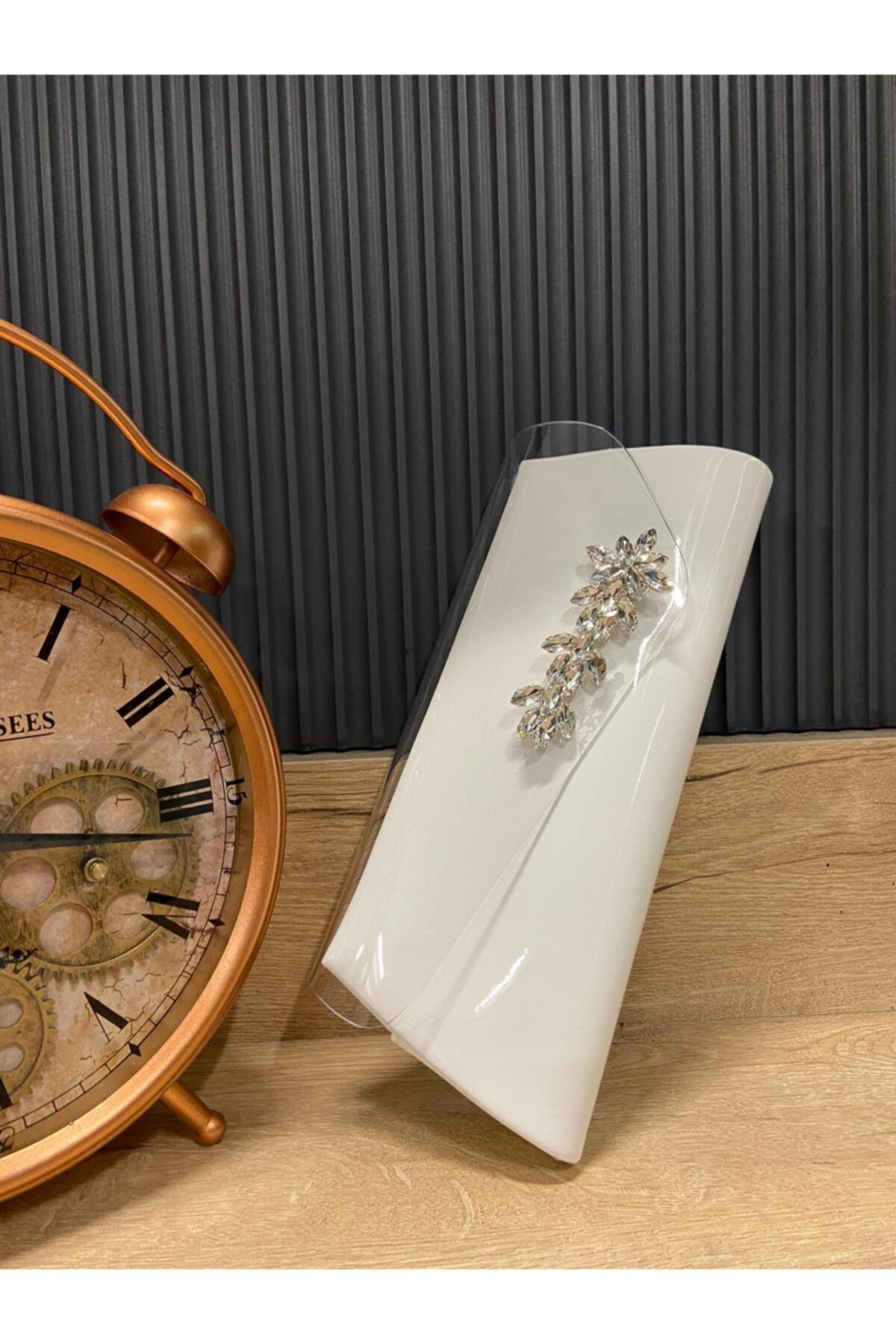 Satürn Boutique & Accessory Yaprak Desen Taşlı, Şeffaf Kapak Beyaz Rugan Deri Çanta