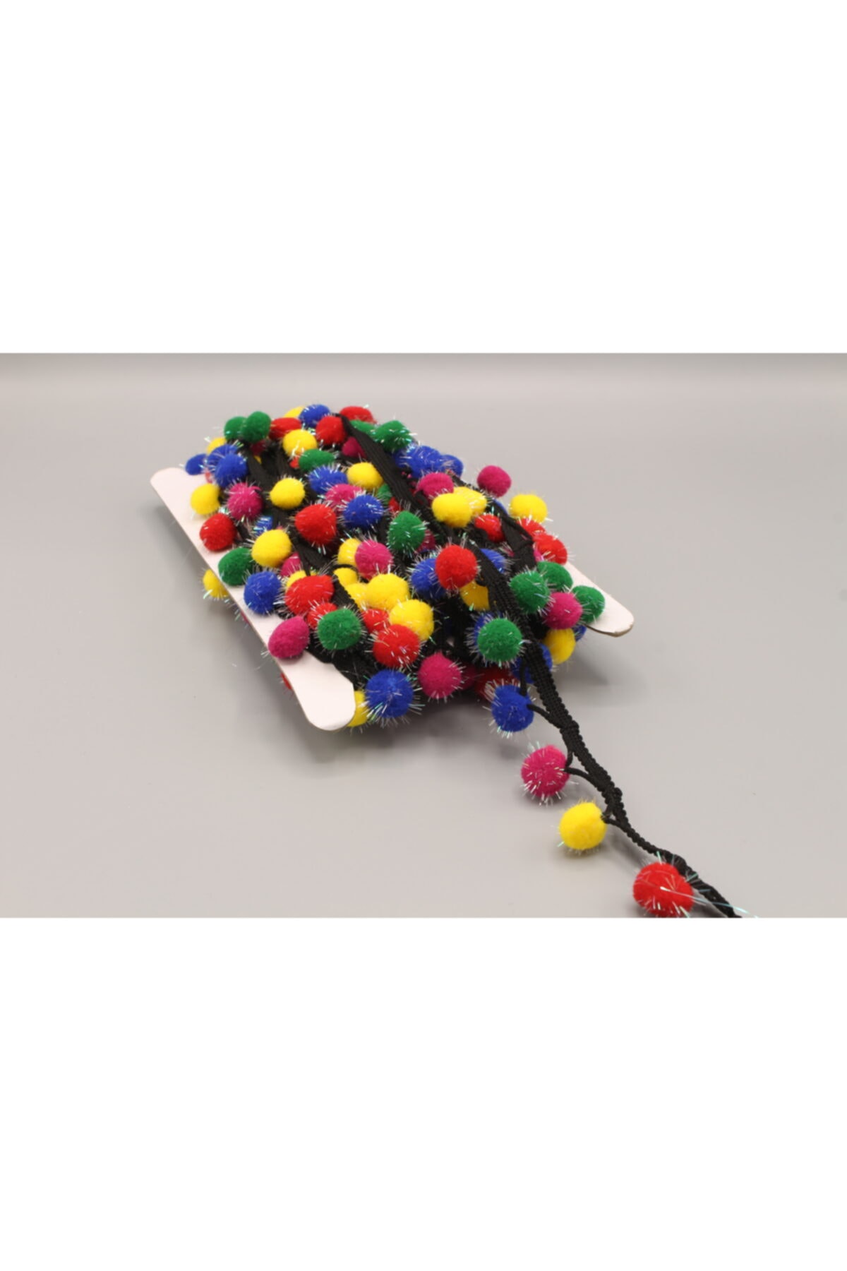 HaserEticaret Siyah Şeritli Üzeri Tüylü Ponpon