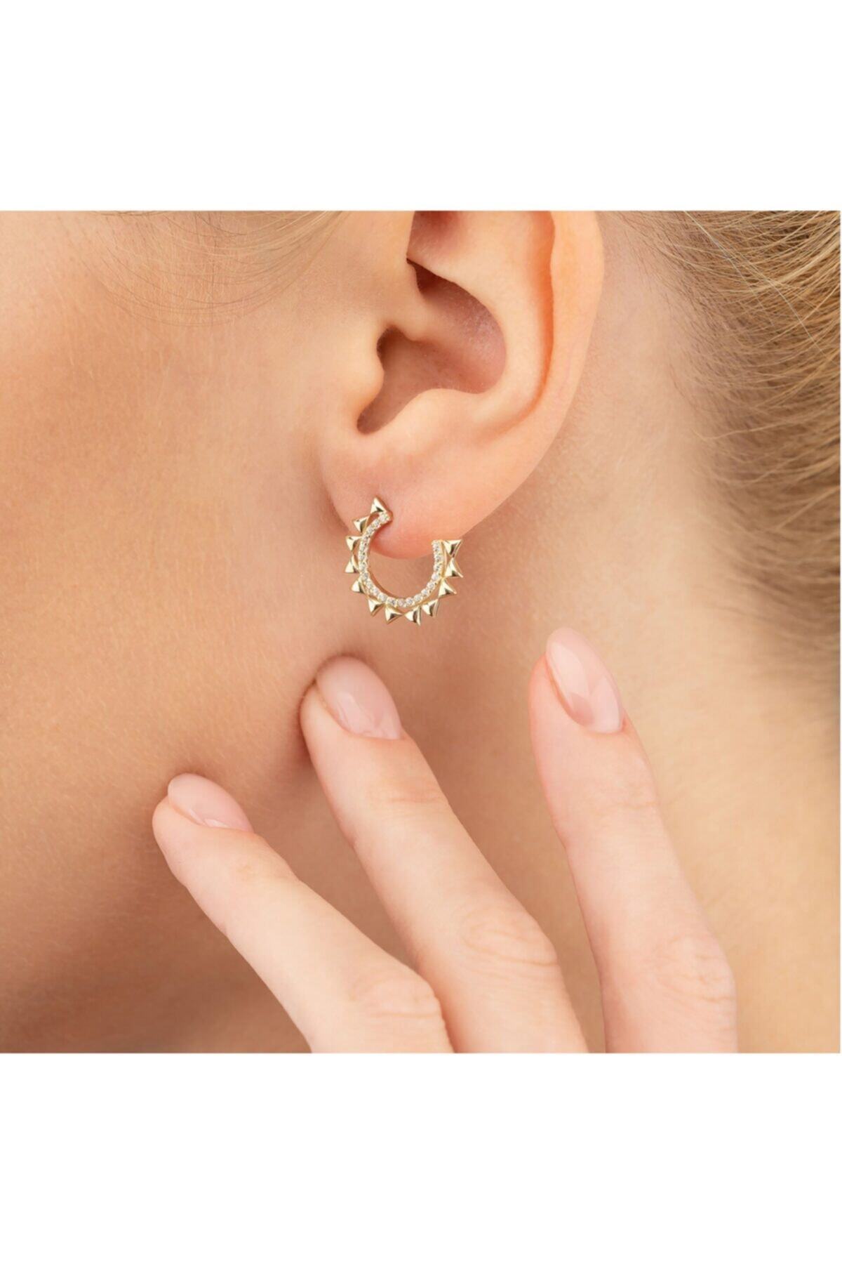 ELEF JEWELLERY C Form Çivi Detaylı 14 Ayar Altın Tarz Küpe