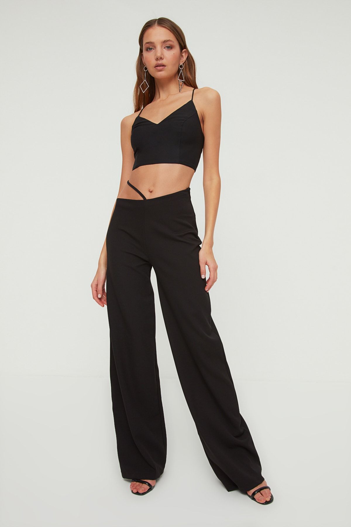 TRENDYOLMİLLA Siyah Biye Detaylı Pantolon TPRSS22PL0044