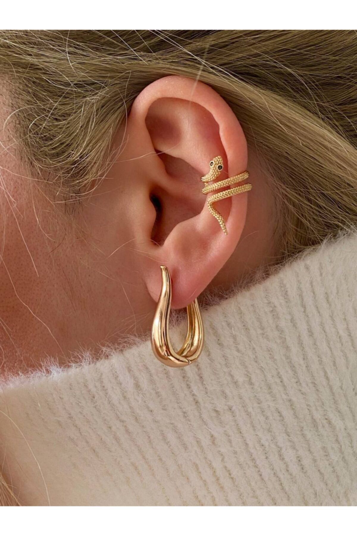 Esmeray Aksesuar Vip Çelik Gold Renk Antialerjik Oval Halka Küpe Genişlik 1,5 Cm. Yükseklik 2,5 Cm.